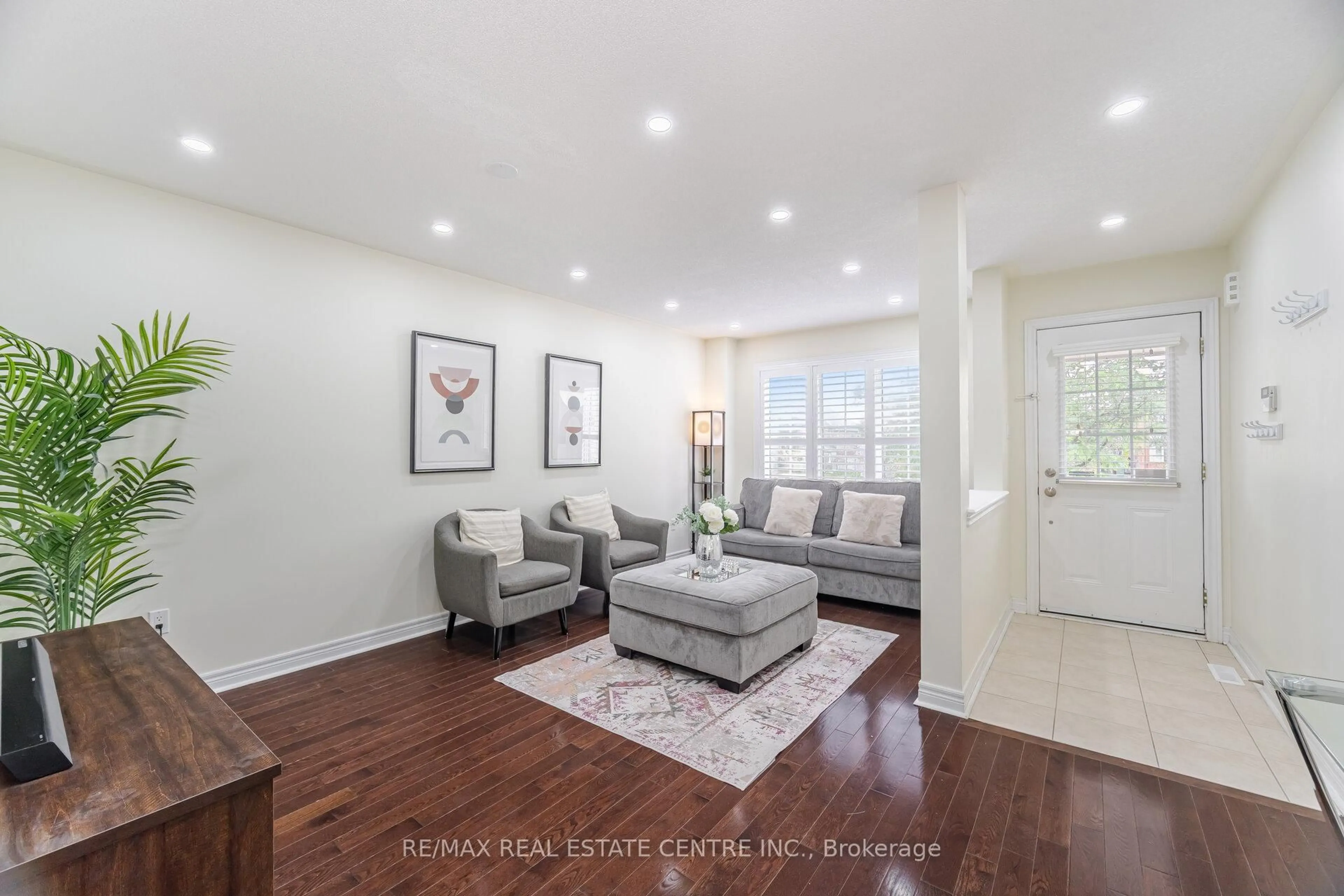 Living room with furniture, unknown for 34 Firbank Lane, Whitchurch-Stouffville Ontario L4A 0K9