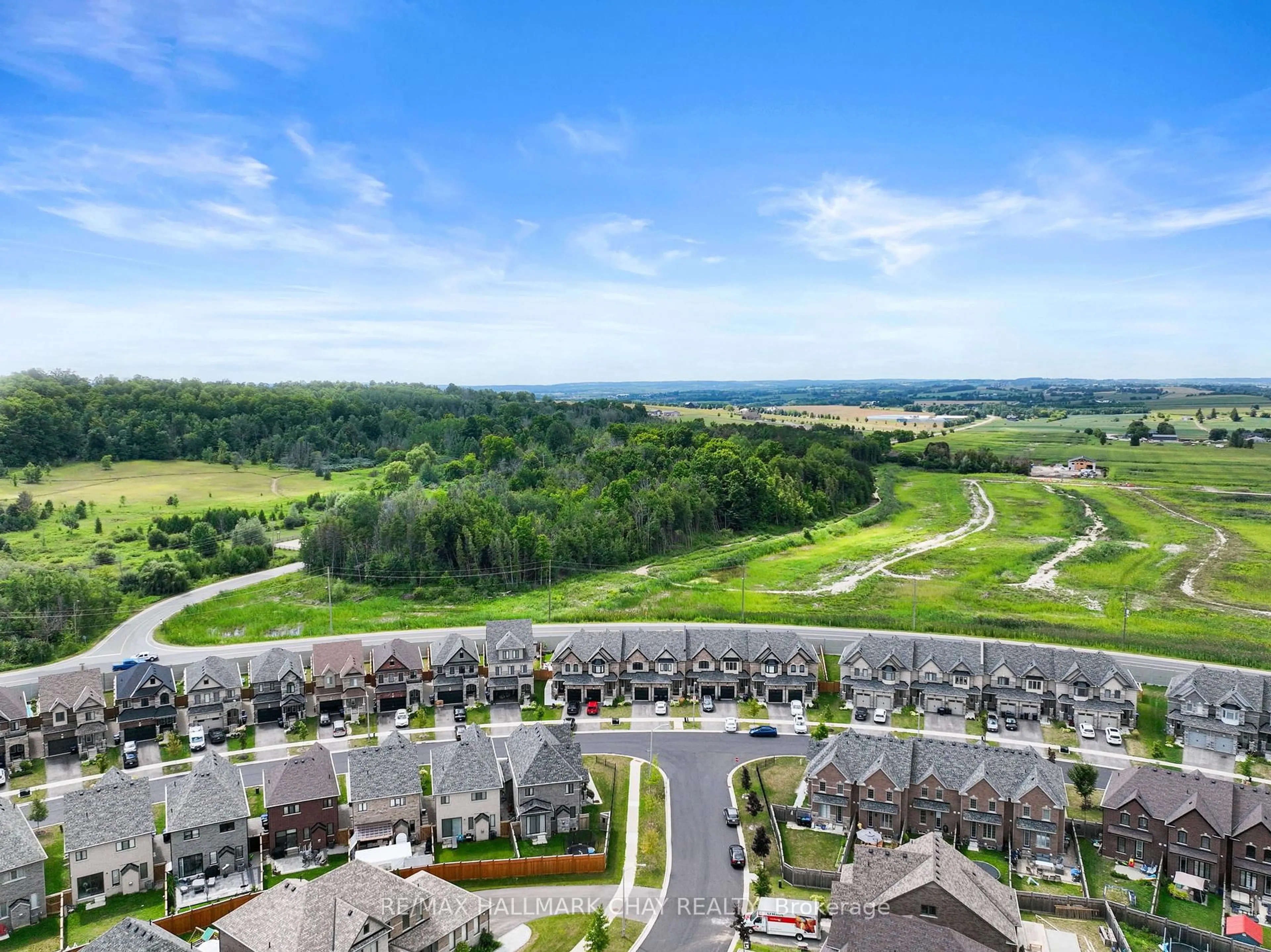 A pic from outside/outdoor area/front of a property/back of a property/a pic from drone, unknown for 135 Walker Blvd, New Tecumseth Ontario L9R 0R2