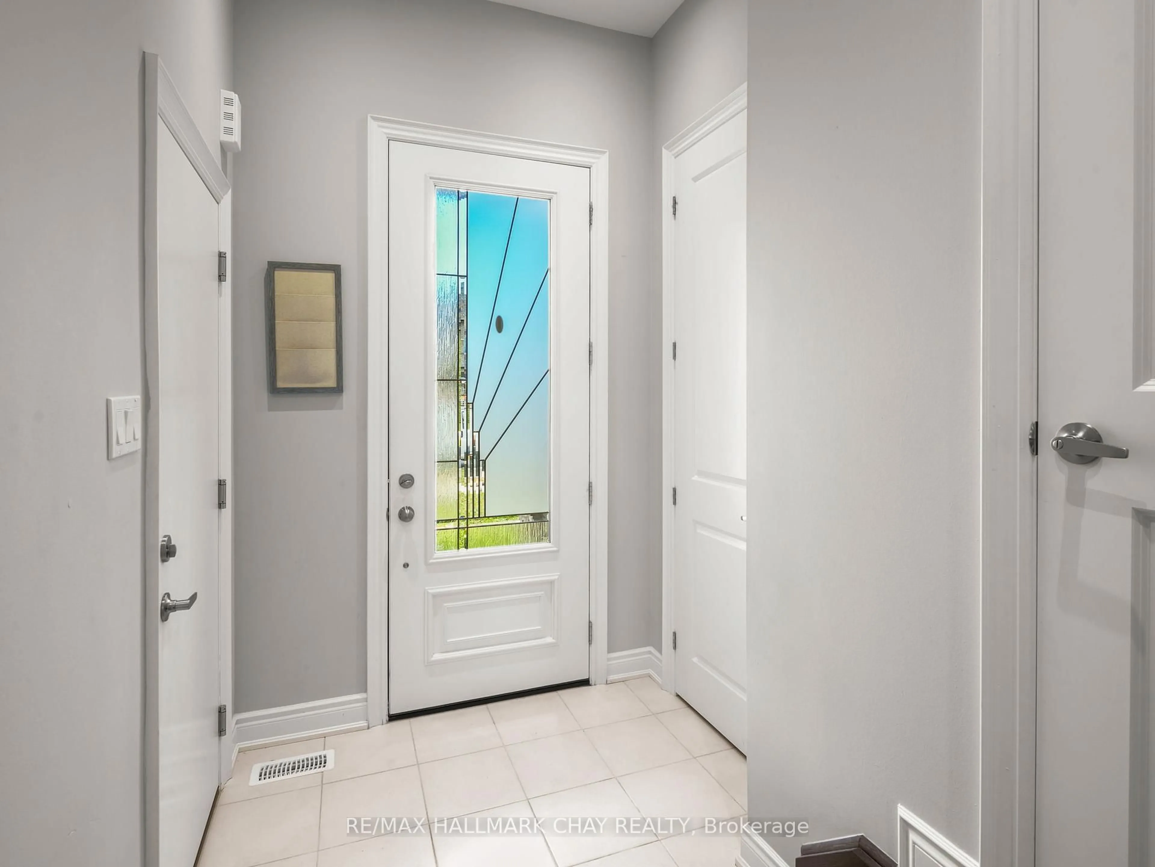 Indoor entryway for 135 Walker Blvd, New Tecumseth Ontario L9R 0R2