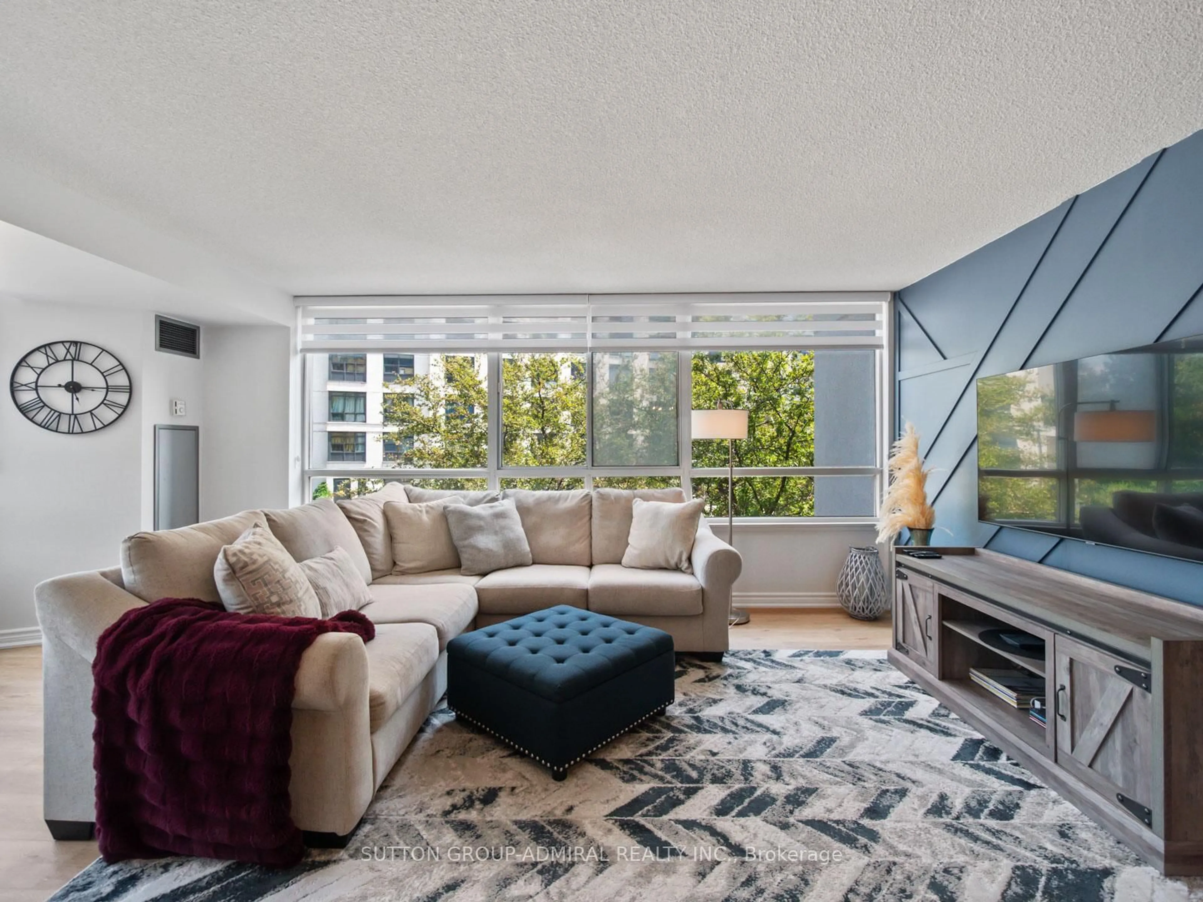 Living room with furniture, unknown for 270 Davis Dr #204, Newmarket Ontario L3Y 8K2