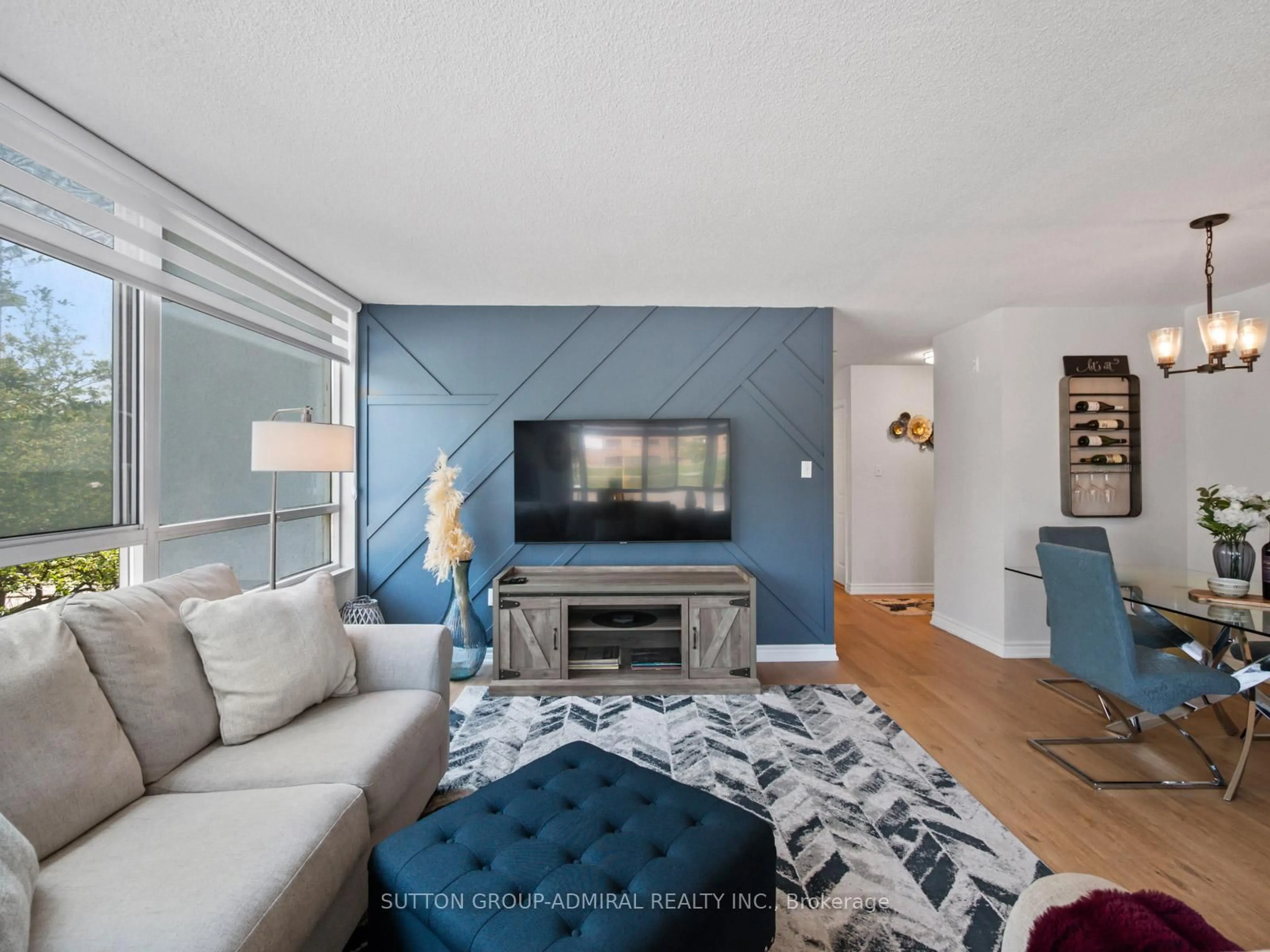 Living room with furniture, unknown for 270 Davis Dr #204, Newmarket Ontario L3Y 8K2