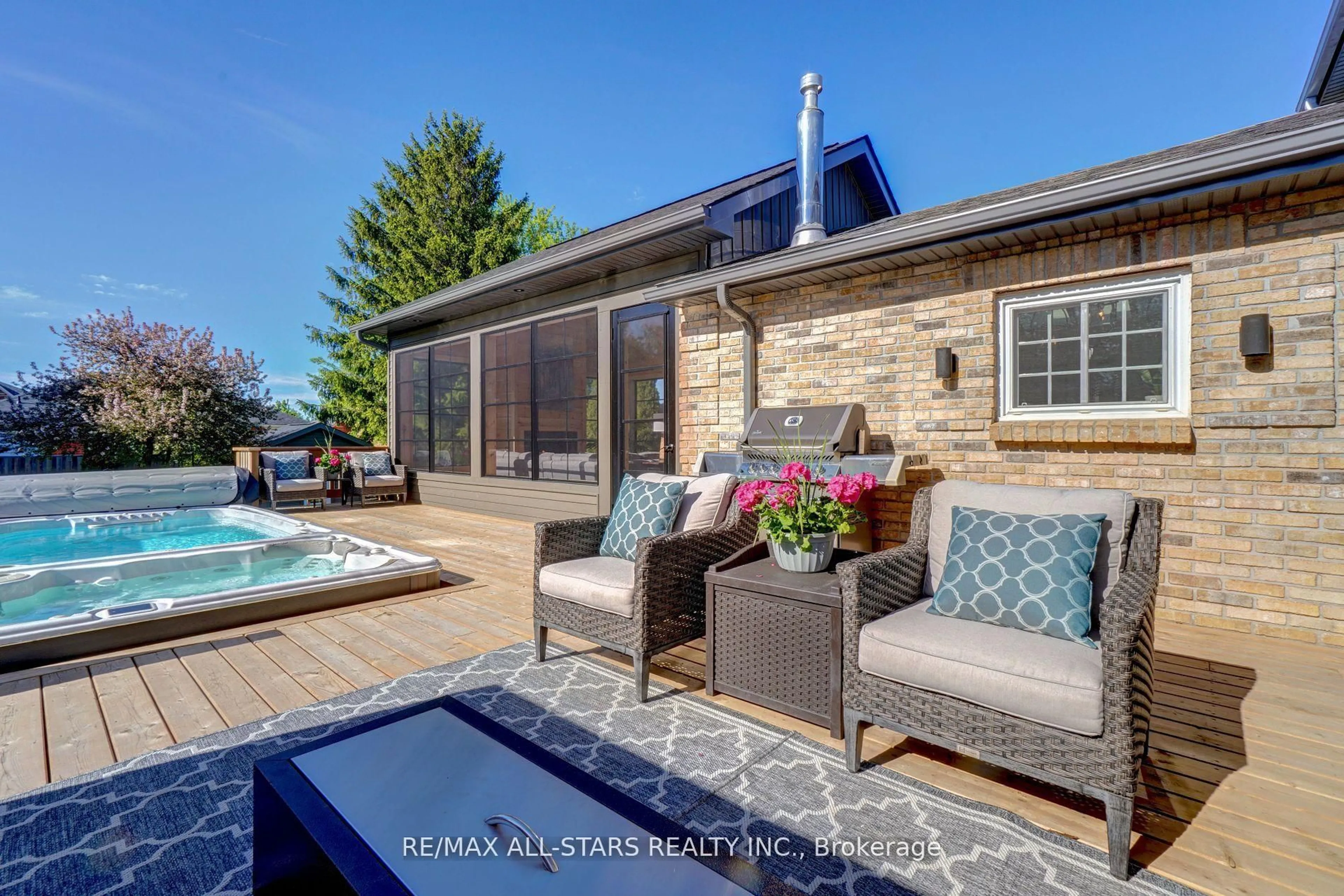 Patio, water/lake/river/ocean view for 56 North St, Uxbridge Ontario L9P 1C2
