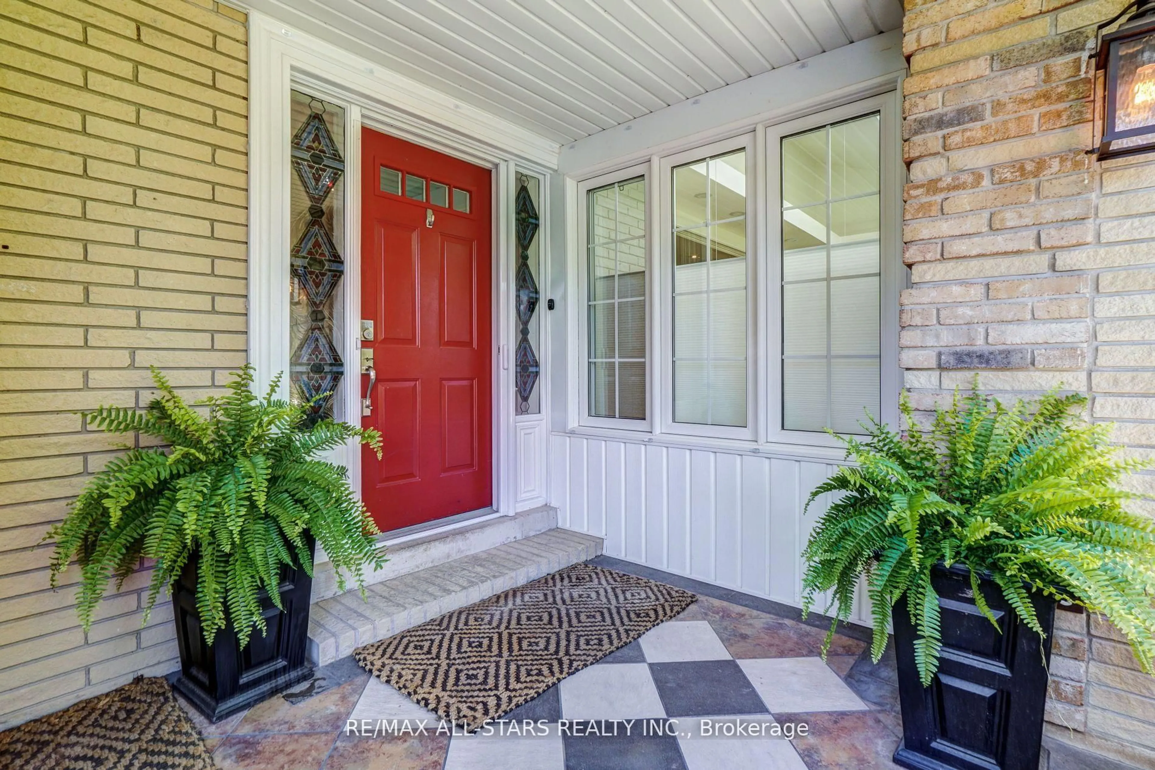 Indoor entryway for 56 North St, Uxbridge Ontario L9P 1C2