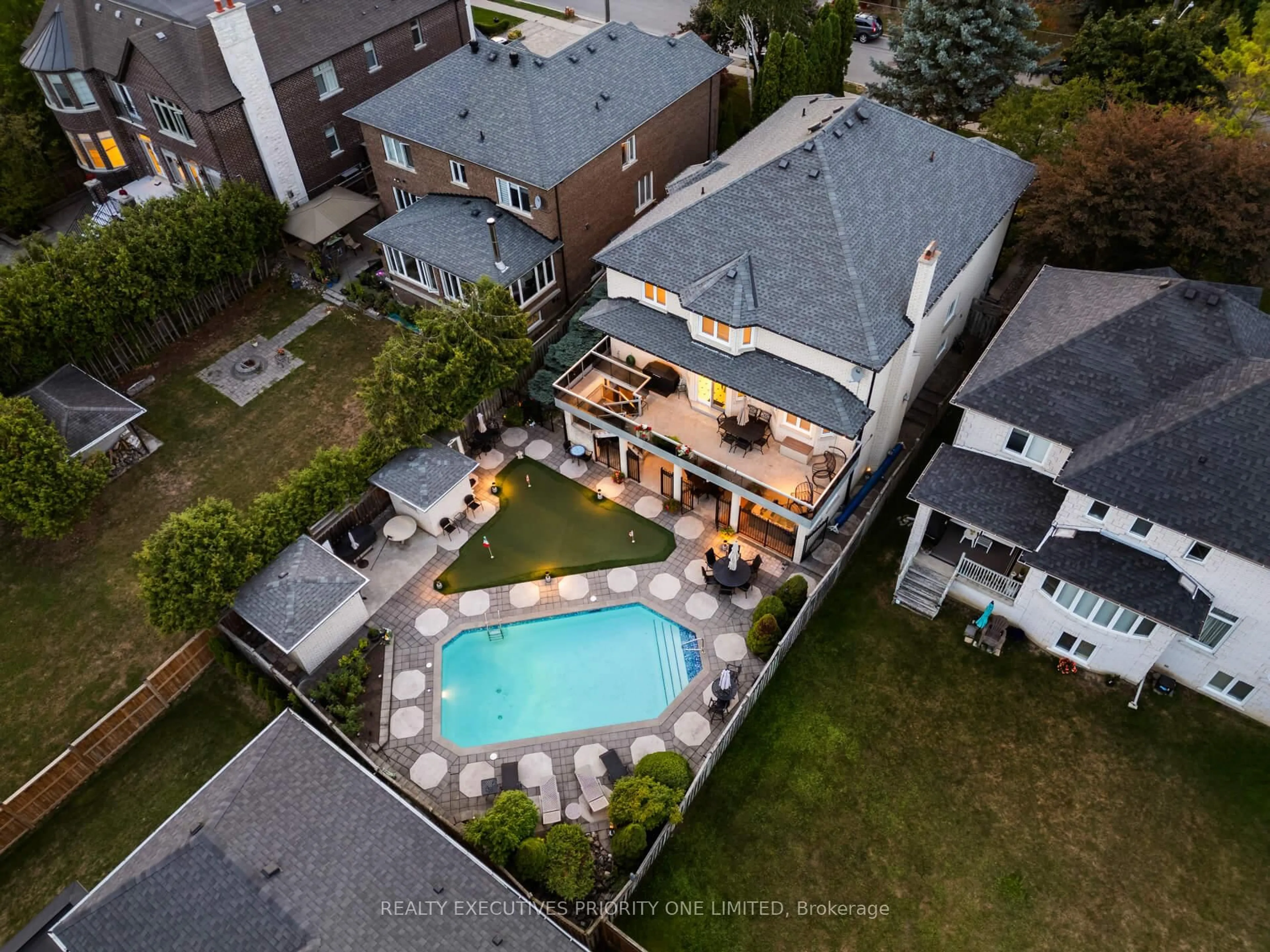 A pic from outside/outdoor area/front of a property/back of a property/a pic from drone, street for 67 Stockdale Cres, Richmond Hill Ontario L4C 3T1