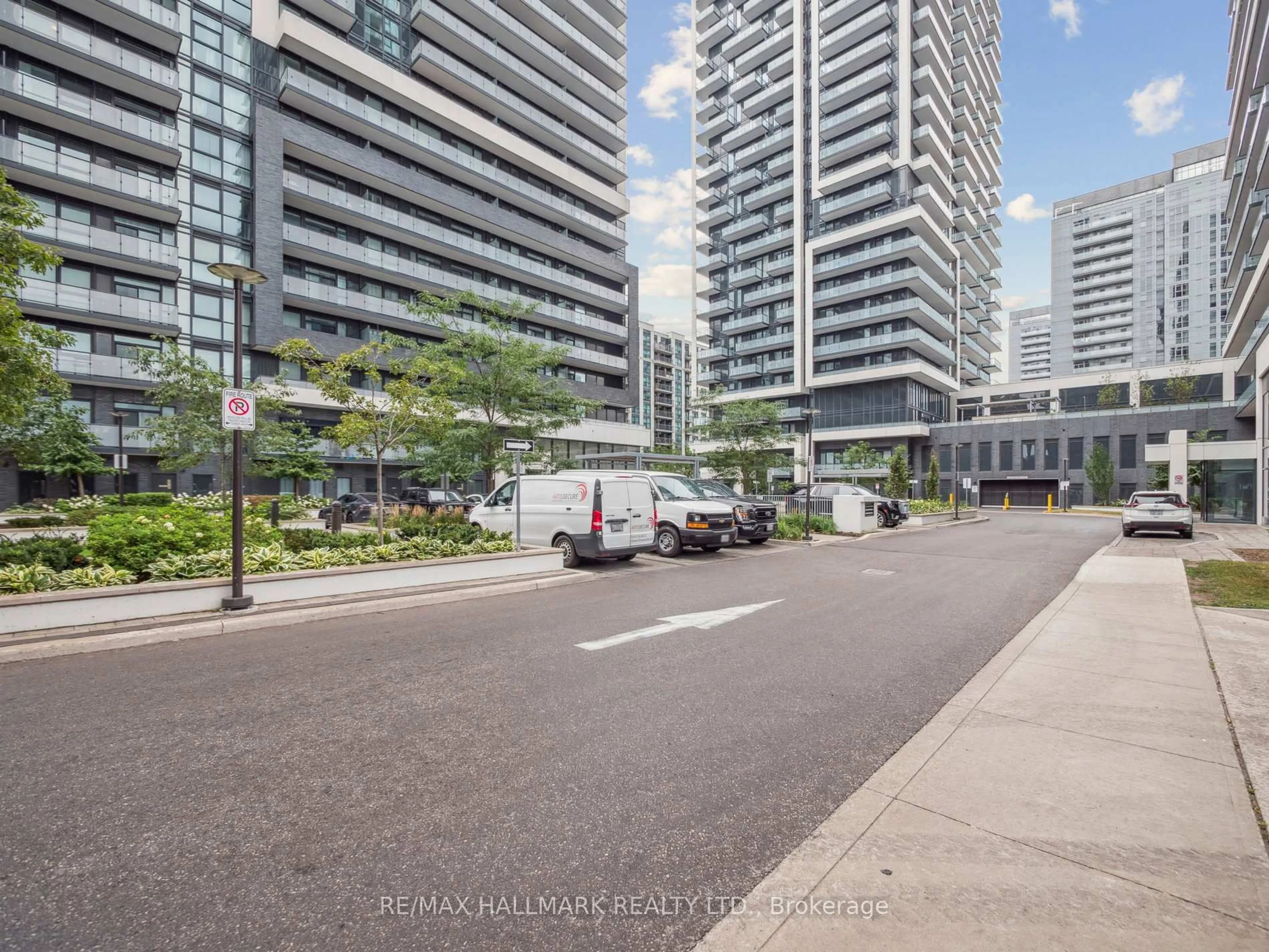 A pic from outside/outdoor area/front of a property/back of a property/a pic from drone, street for 105 Oneida Cres #2708, Richmond Hill Ontario L4B 0H6