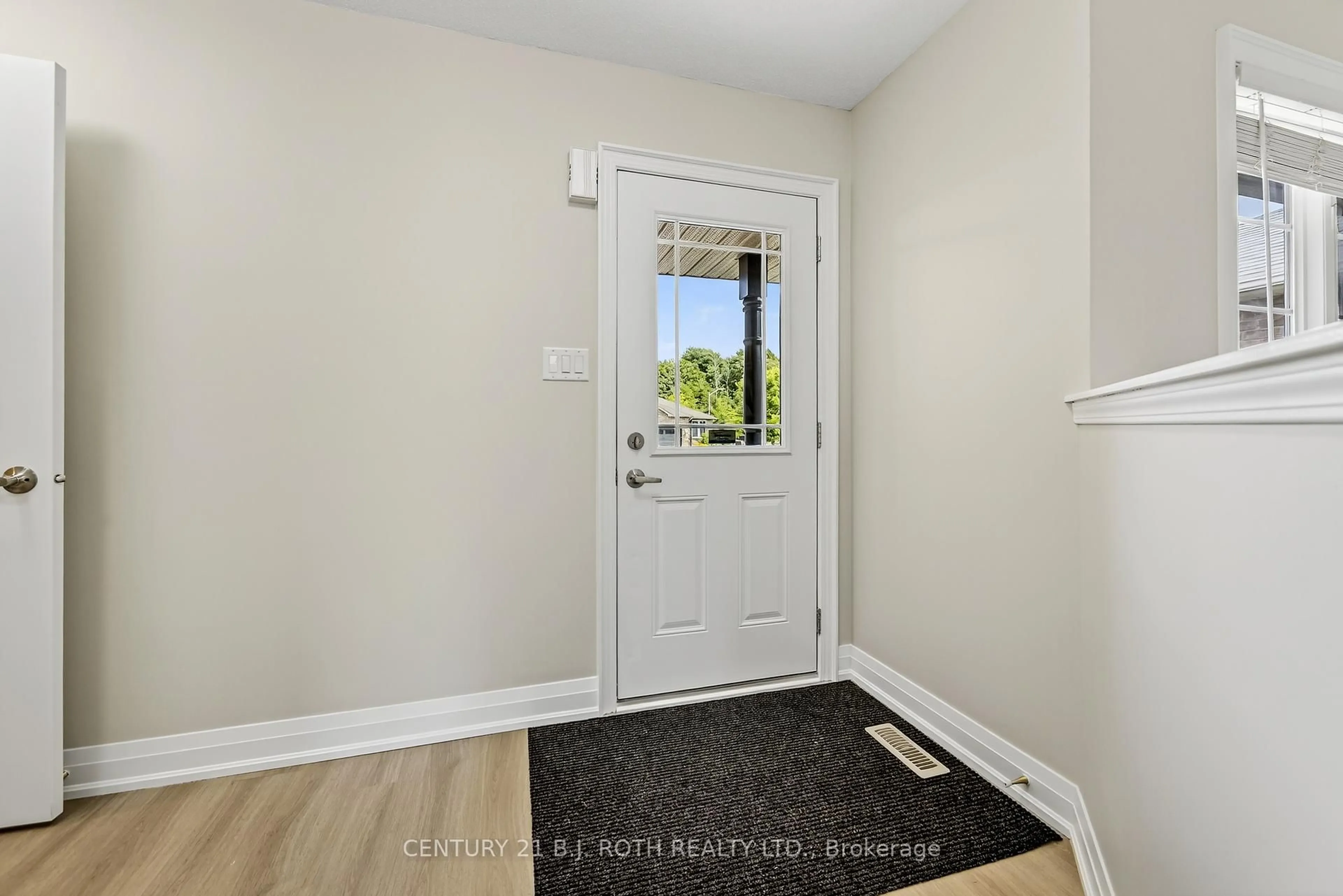 Indoor entryway for 1976 Prince Crt, Innisfil Ontario L9S 0E7