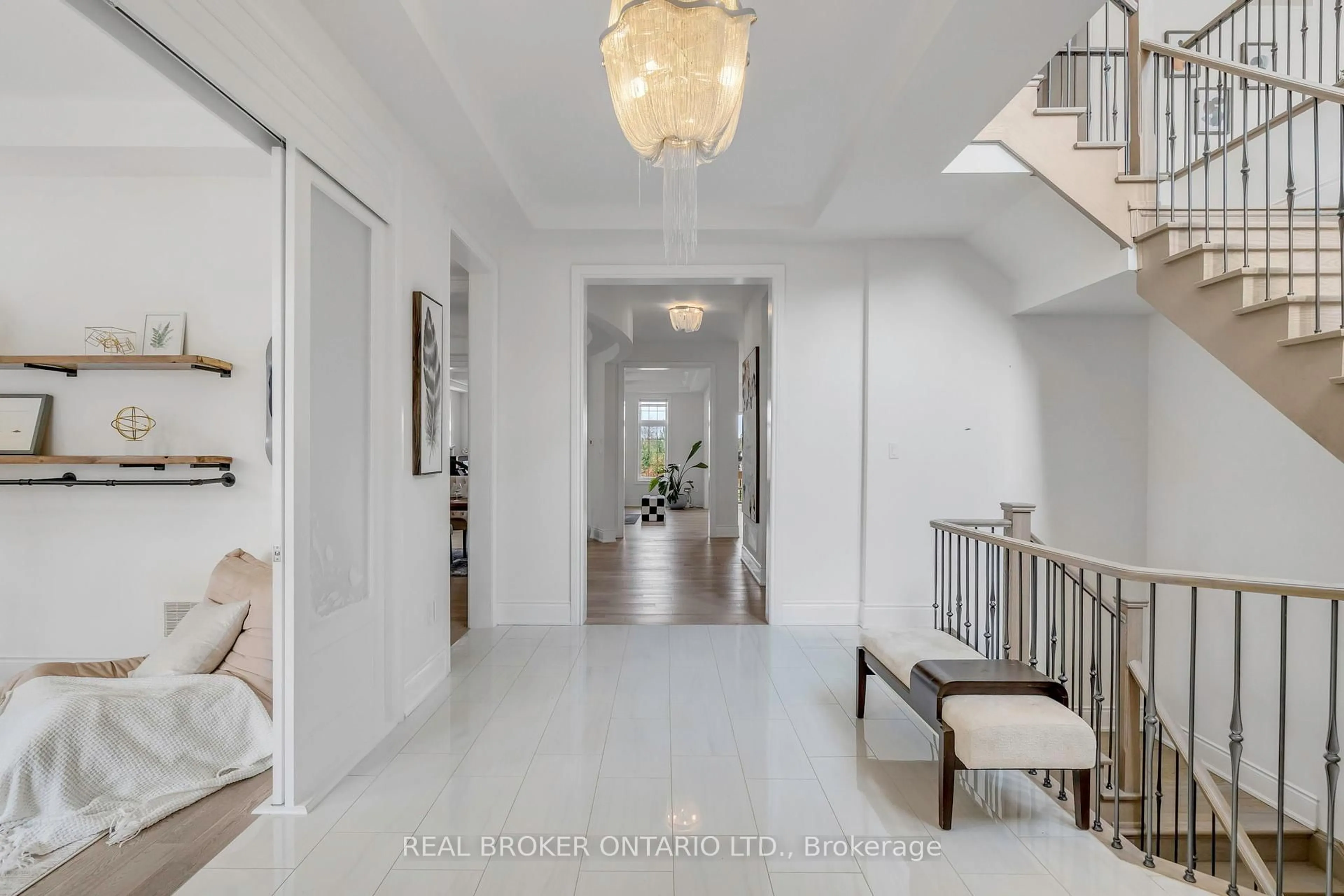 Indoor entryway for 18 Ridgepoint Rd, Vaughan Ontario L4H 4T4