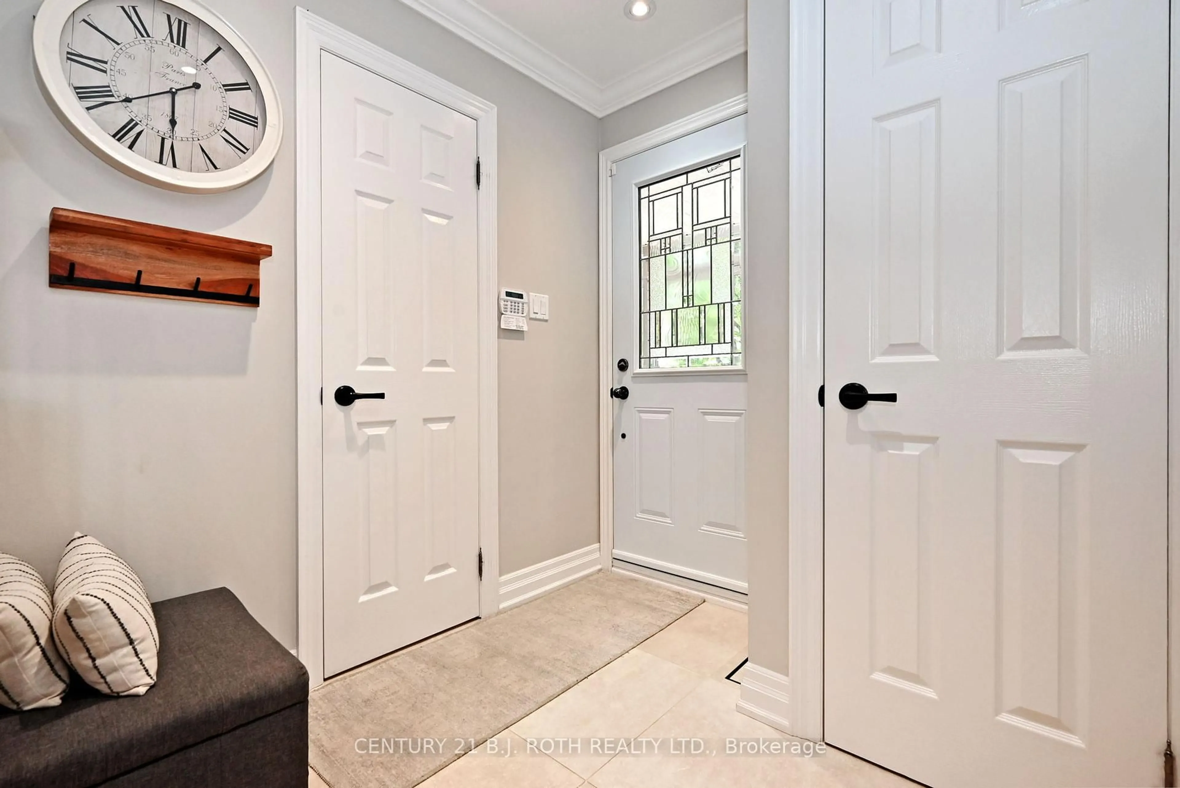 Indoor entryway for 99 Sandfield Dr, Aurora Ontario L4G 6R7