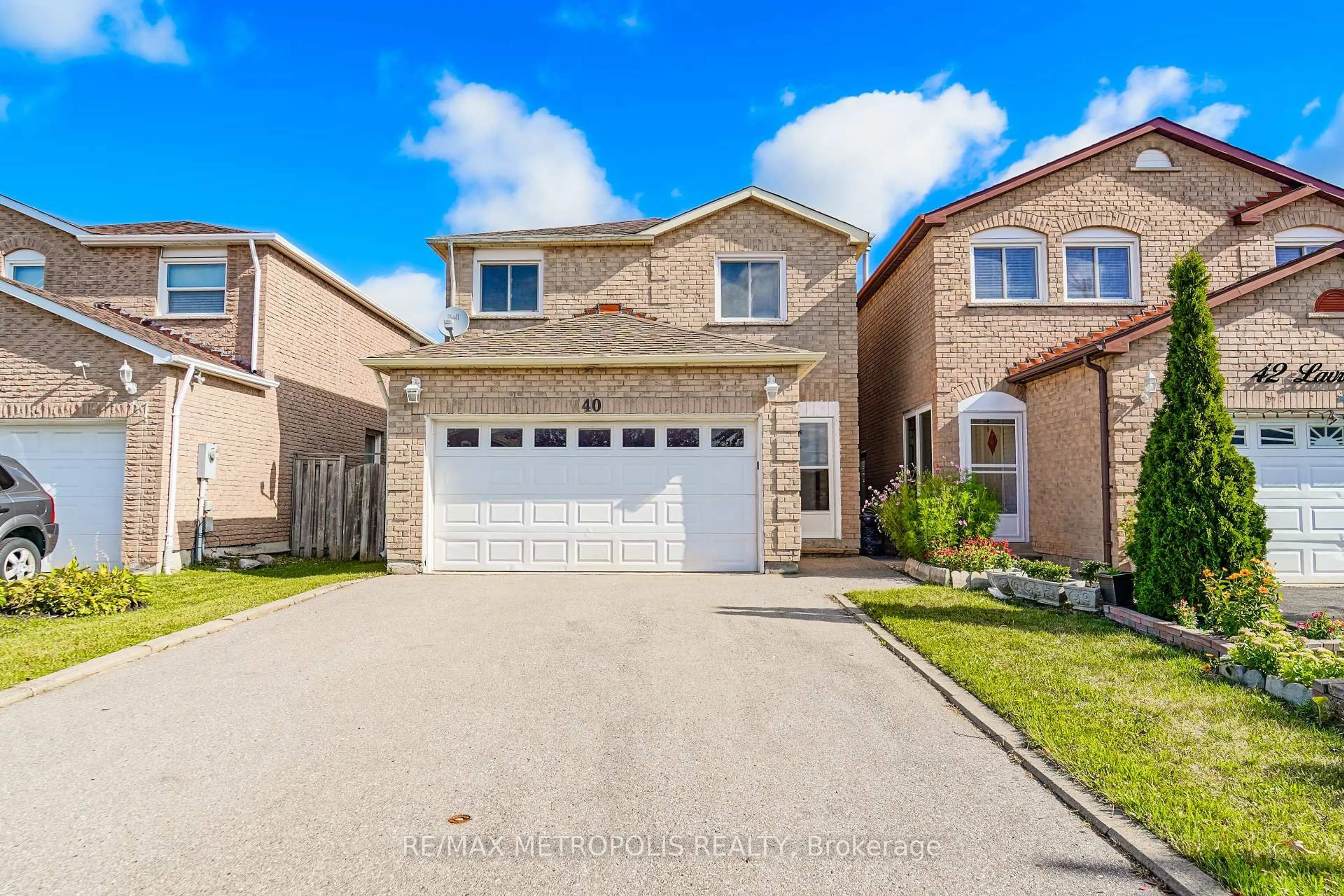 A pic from outside/outdoor area/front of a property/back of a property/a pic from drone, street for 40 Lavron Crt, Markham Ontario L3S 2N8