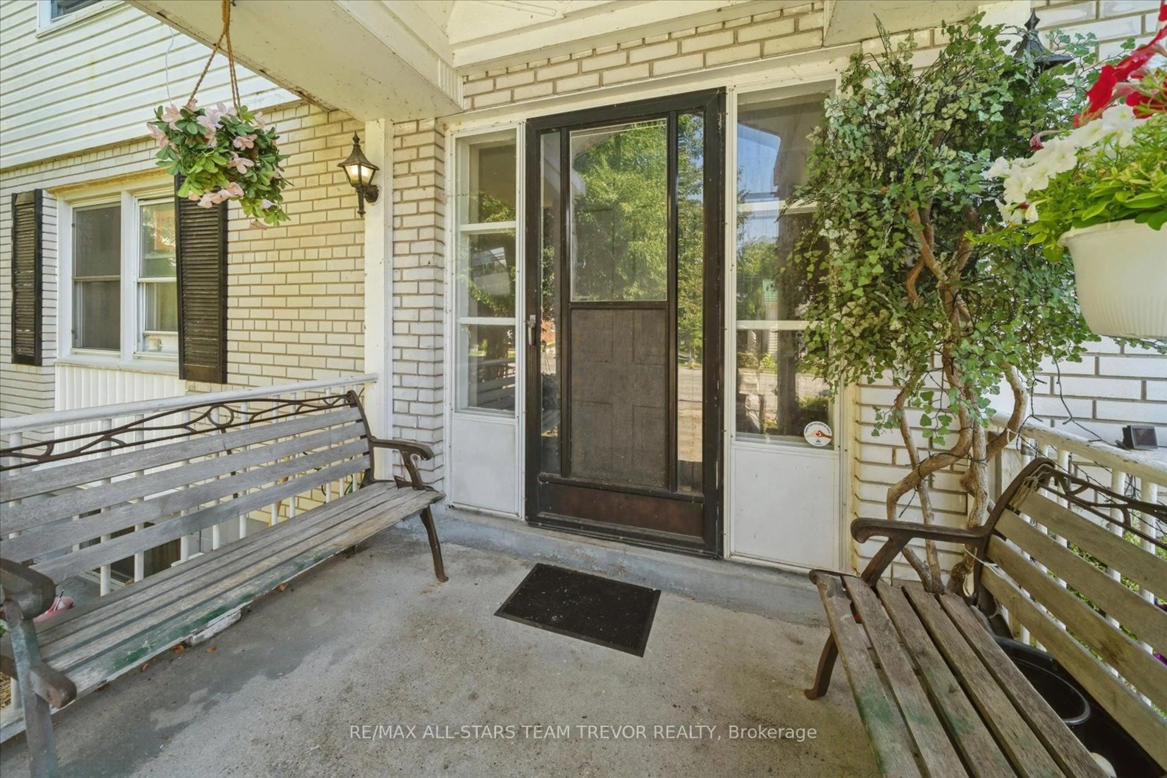 Indoor entryway for 65 High St, Georgina Ontario L0E 1R0