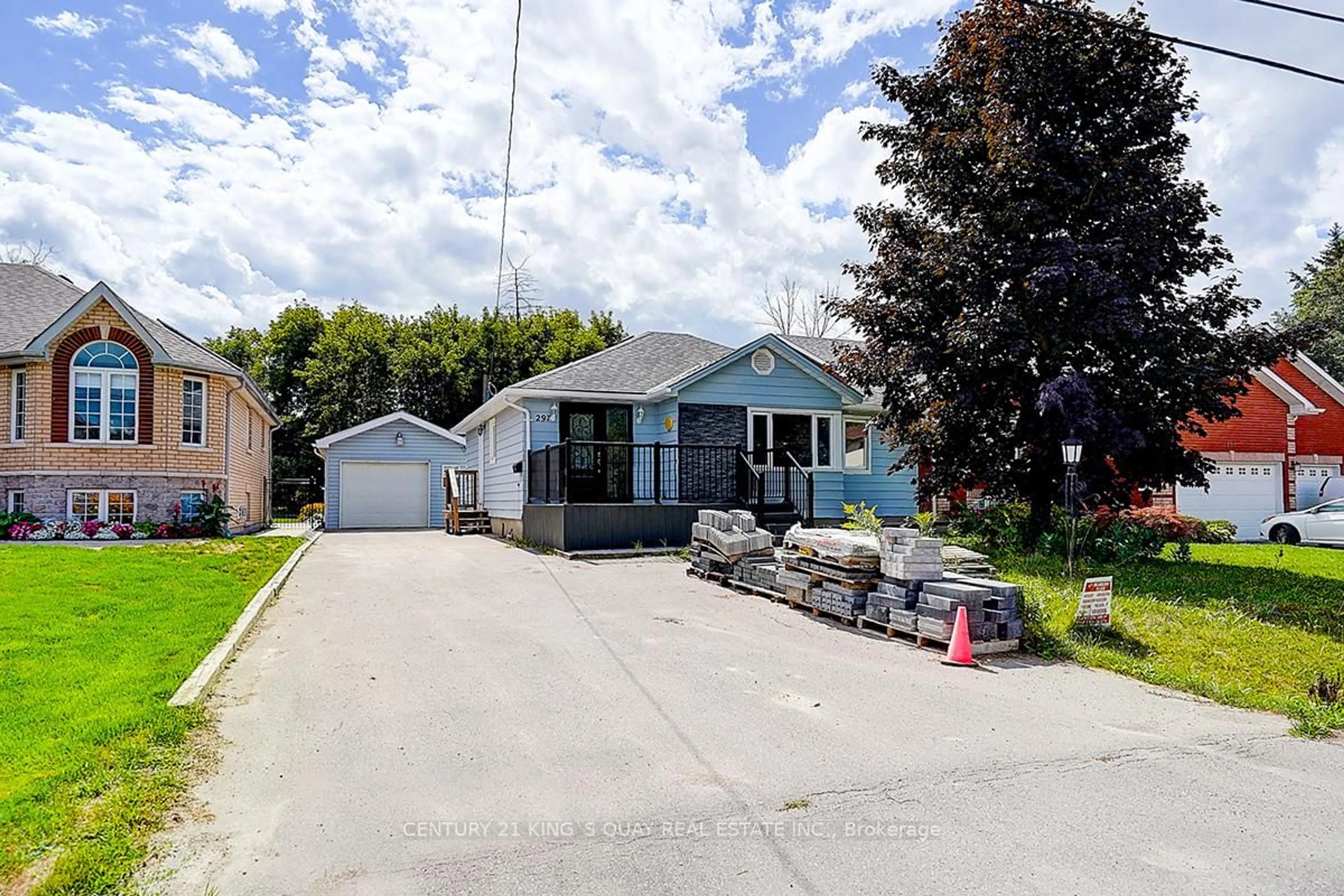 A pic from outside/outdoor area/front of a property/back of a property/a pic from drone, street for 297 Glenwoods Ave, Georgina Ontario L4P 2X1