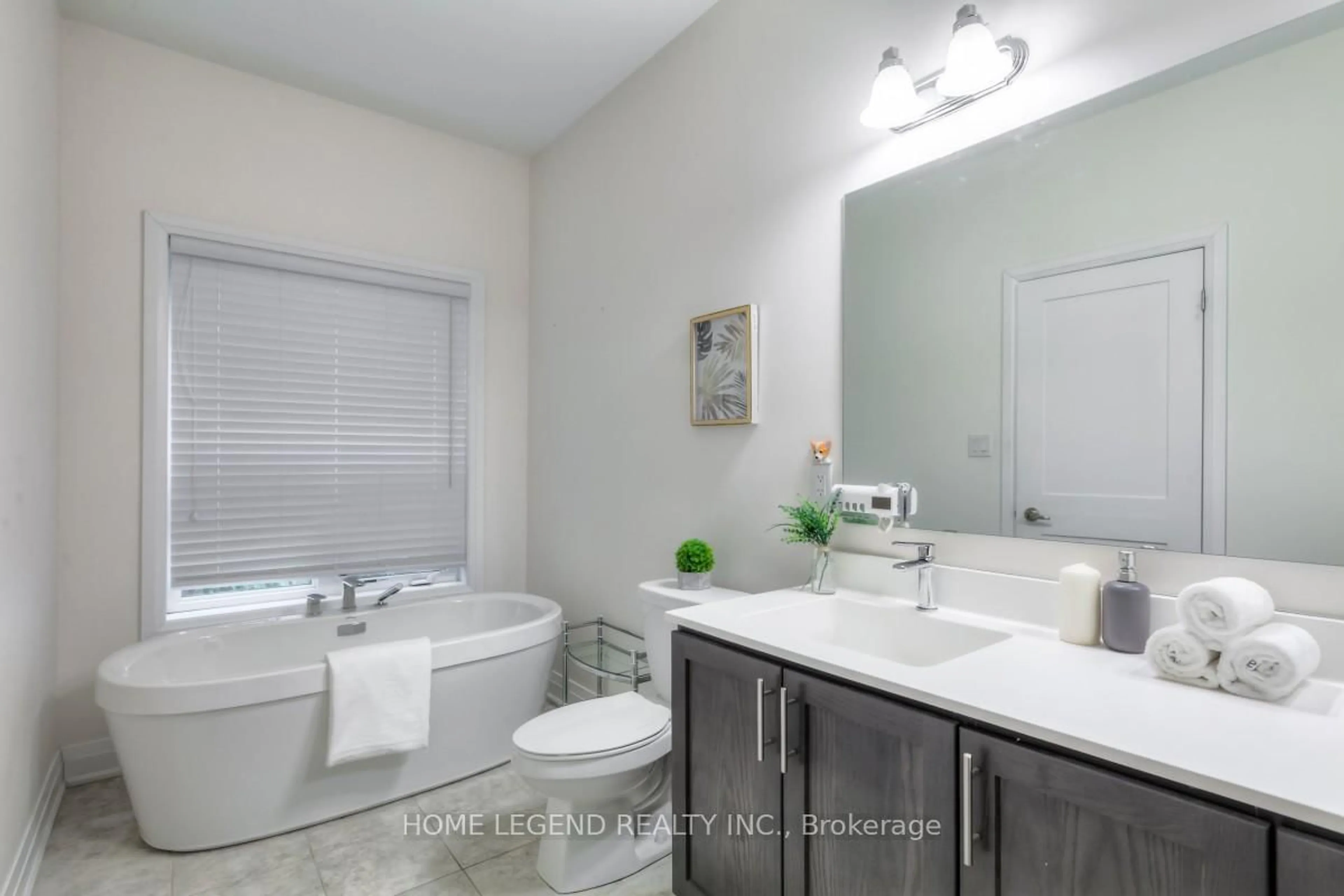 Contemporary bathroom, ceramic/tile floor for 66 Causland Lane, Richmond Hill Ontario L4S 0G5