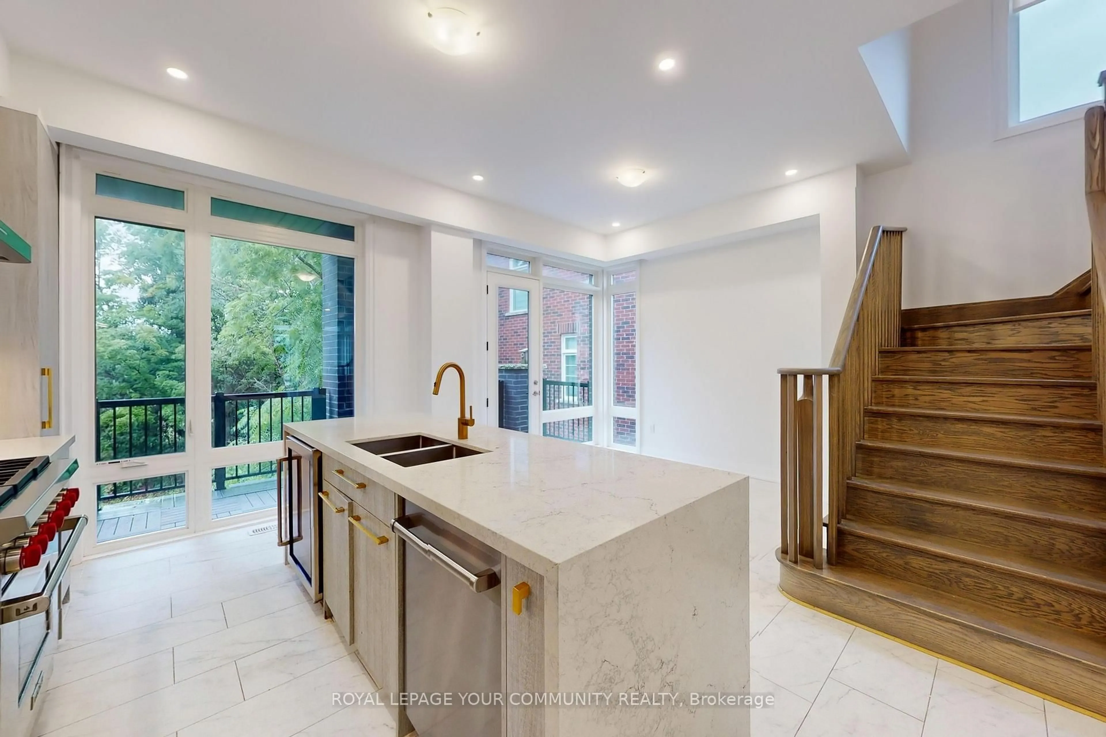 Contemporary kitchen, unknown for 32 Globemaster Lane, Richmond Hill Ontario L4E 1H4