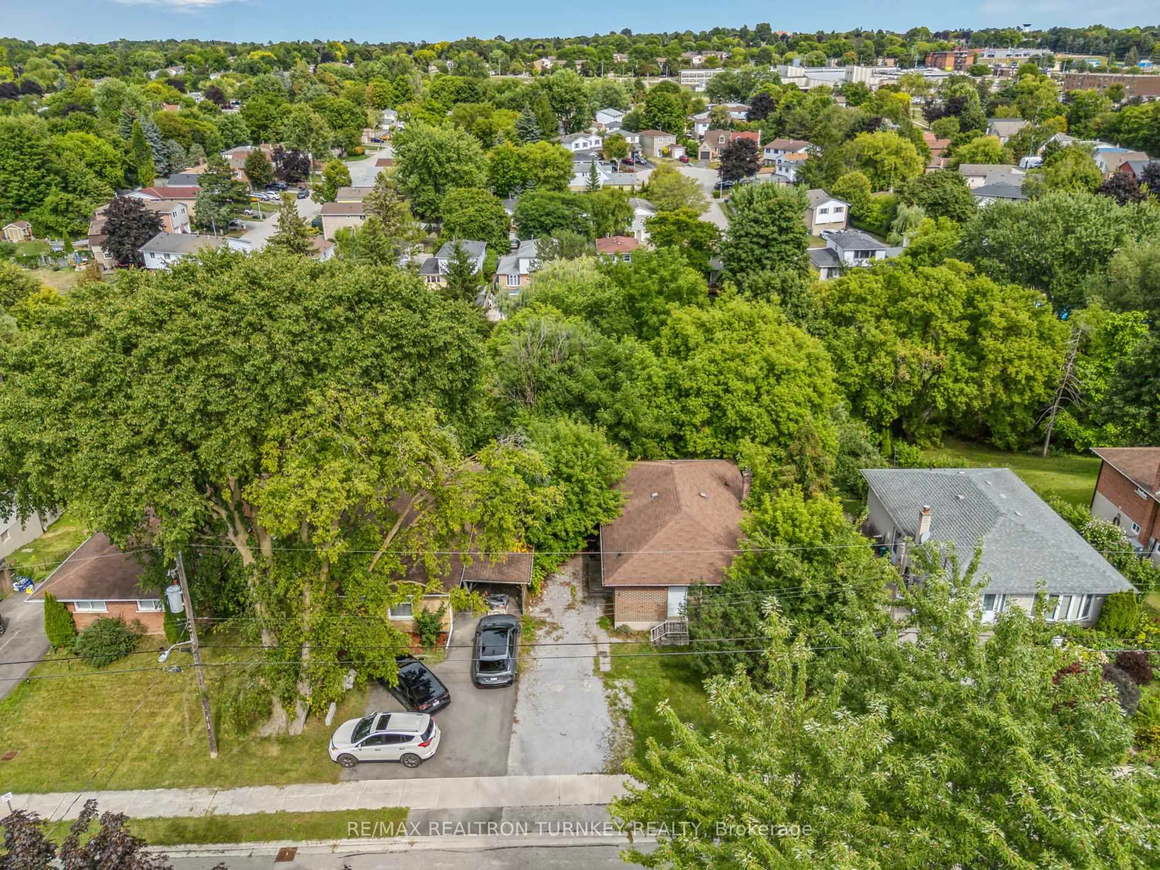 A pic from outside/outdoor area/front of a property/back of a property/a pic from drone, street for 75 Bolton Ave, Newmarket Ontario L3Y 2X3