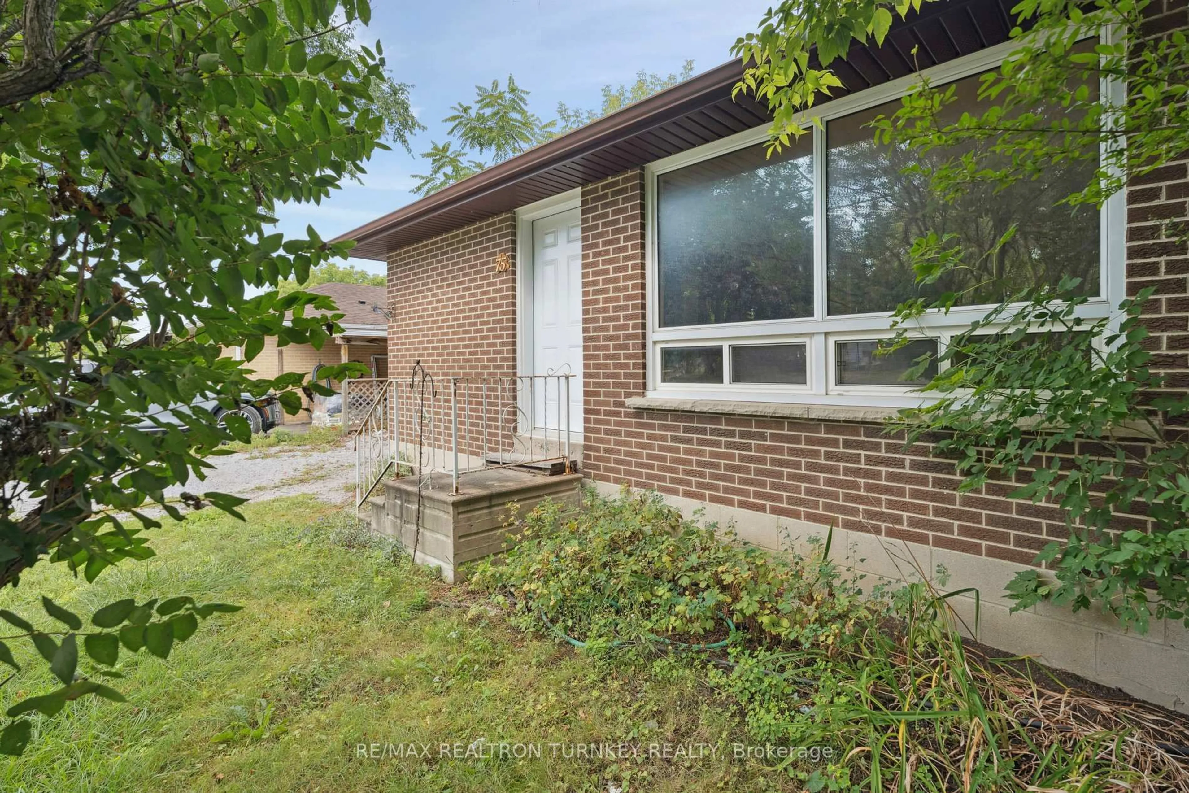 Home with brick exterior material, street for 75 Bolton Ave, Newmarket Ontario L3Y 2X3