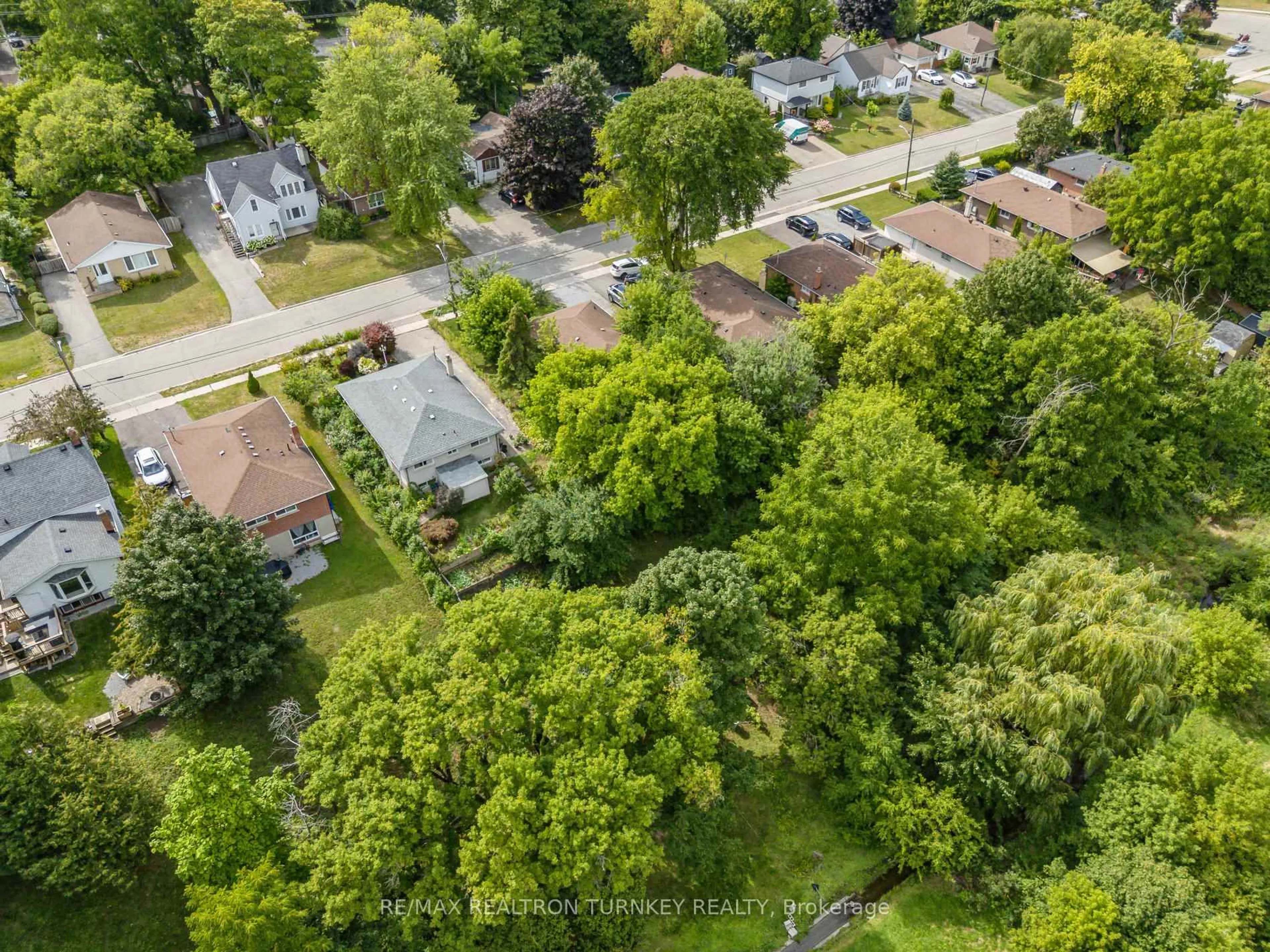 A pic from outside/outdoor area/front of a property/back of a property/a pic from drone, street for 75 Bolton Ave, Newmarket Ontario L3Y 2X3