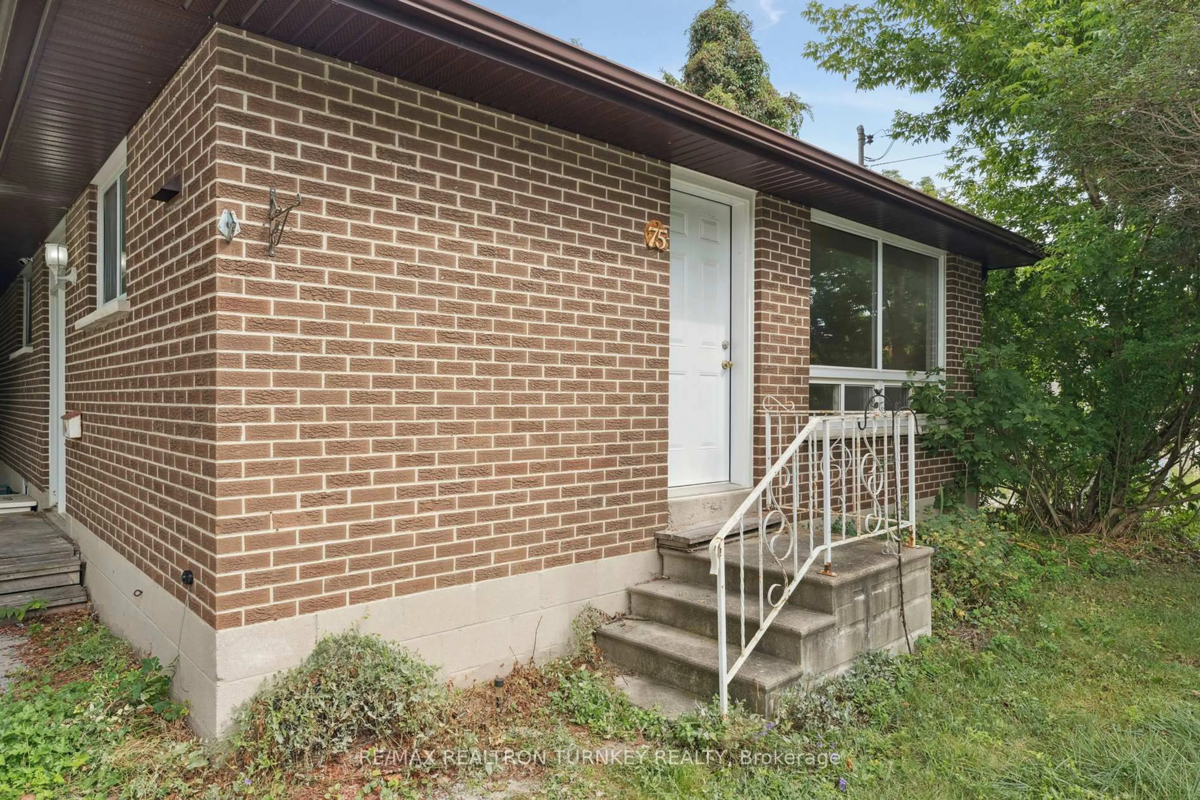 Home with brick exterior material, street for 75 Bolton Ave, Newmarket Ontario L3Y 2X3
