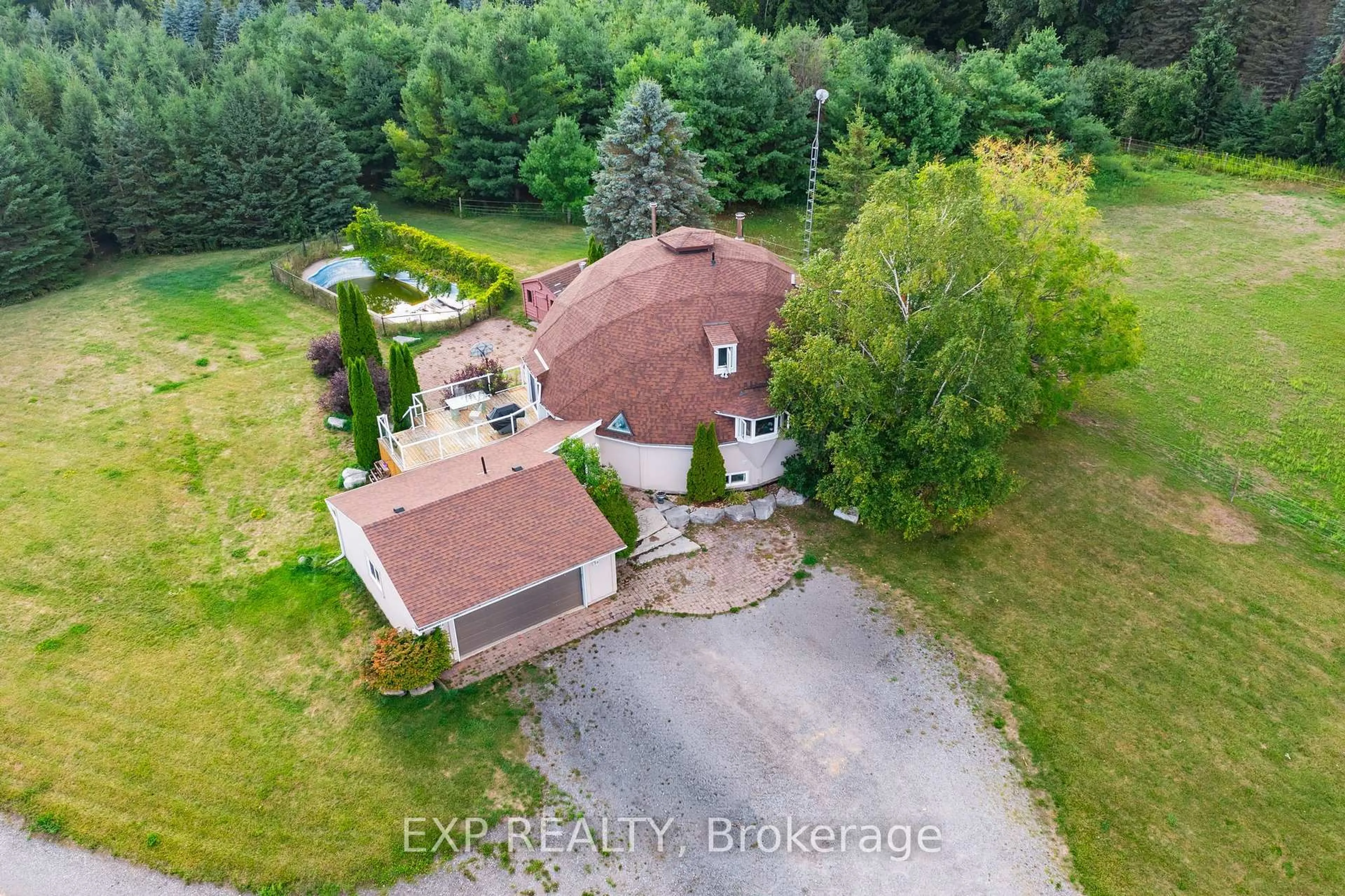 A pic from outside/outdoor area/front of a property/back of a property/a pic from drone, unknown for 21152 Kennedy Rd, East Gwillimbury Ontario L0G 1R0