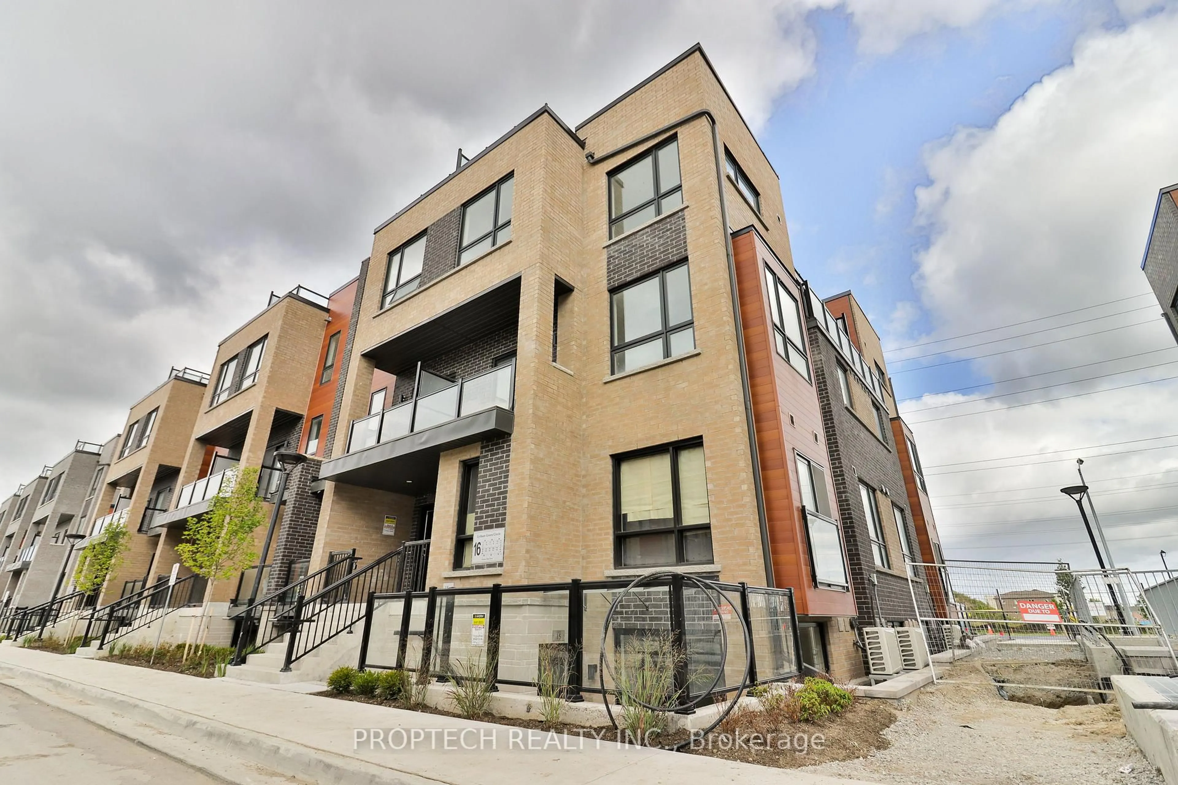 Home with brick exterior material, street for 16 Lytham Green Circ #15, Newmarket Ontario L3Y 0H3