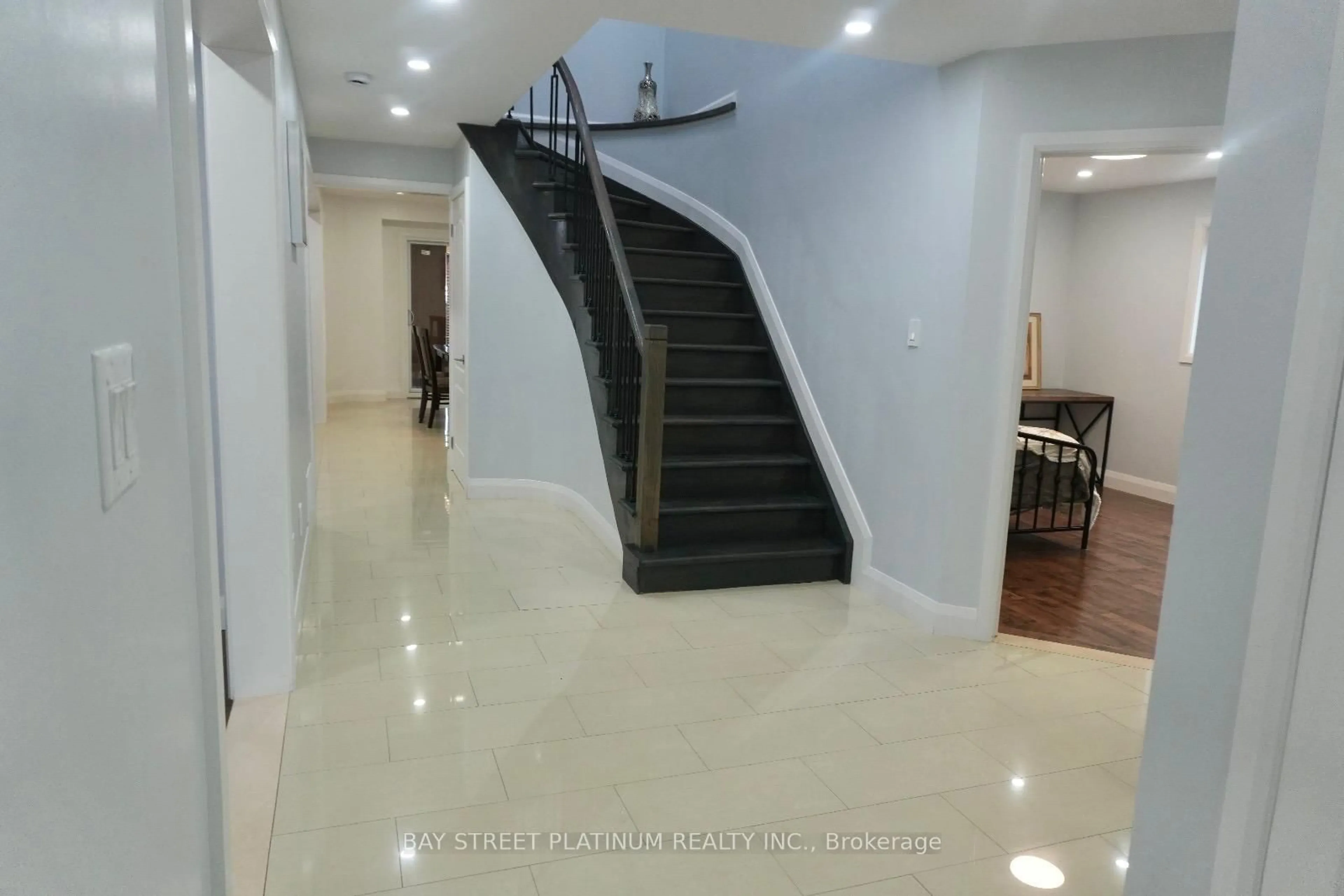 Indoor foyer for 257 Killian Rd, Vaughan Ontario L6A 1A4
