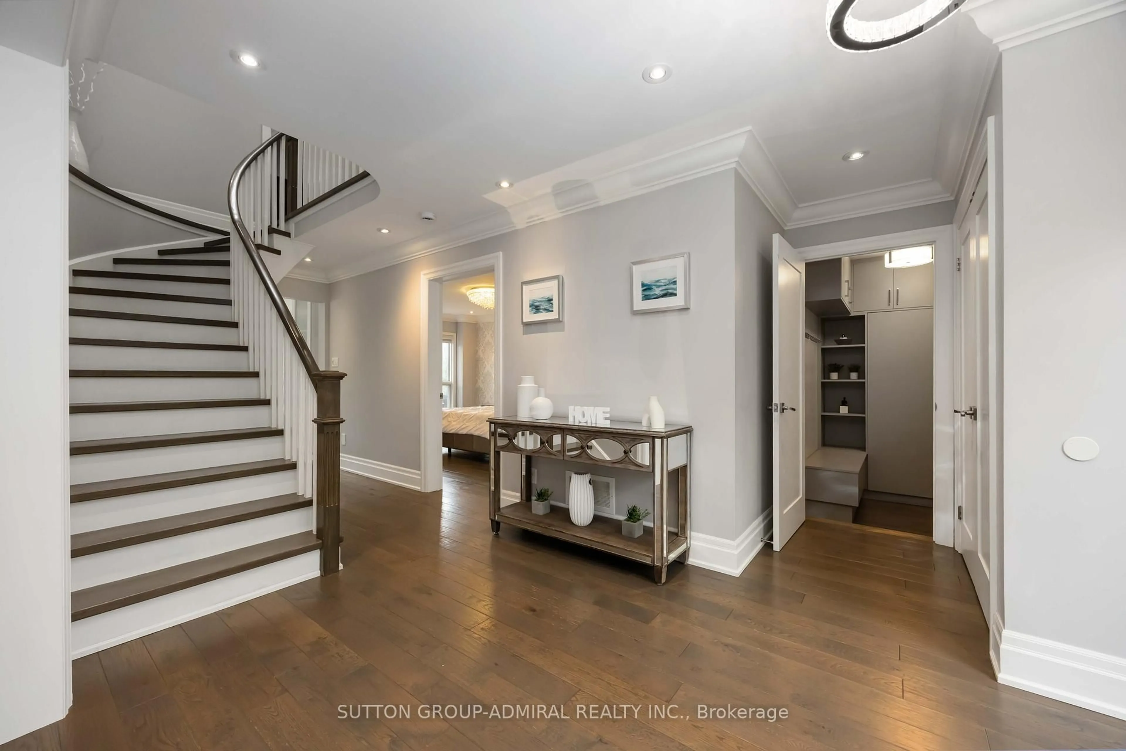 Indoor entryway for 455 Doyle Crt, Newmarket Ontario L3X 1V1
