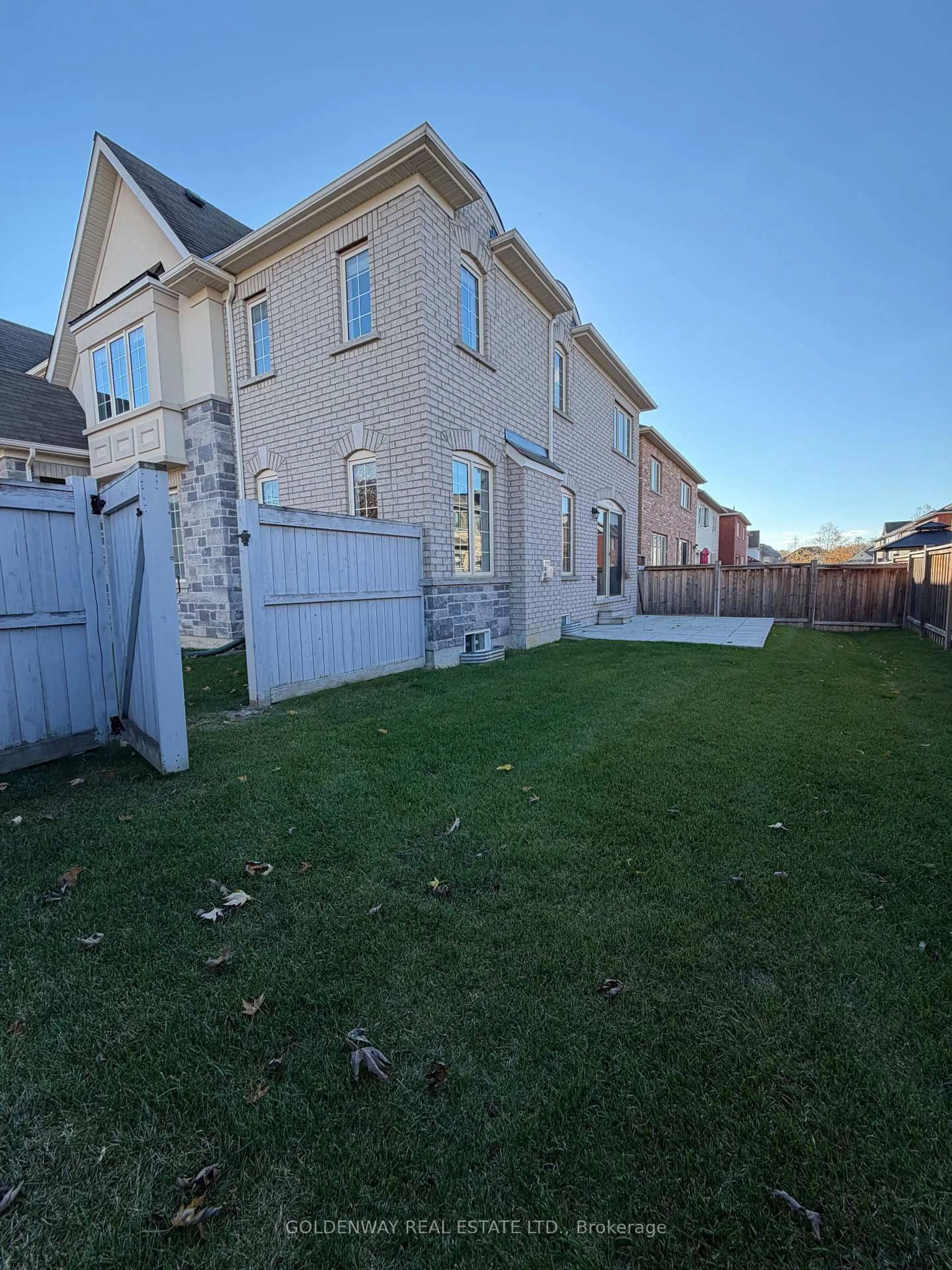 A pic from outside/outdoor area/front of a property/back of a property/a pic from drone, unknown for 16 Jericho Ave, Georgina Ontario L4P 0G9