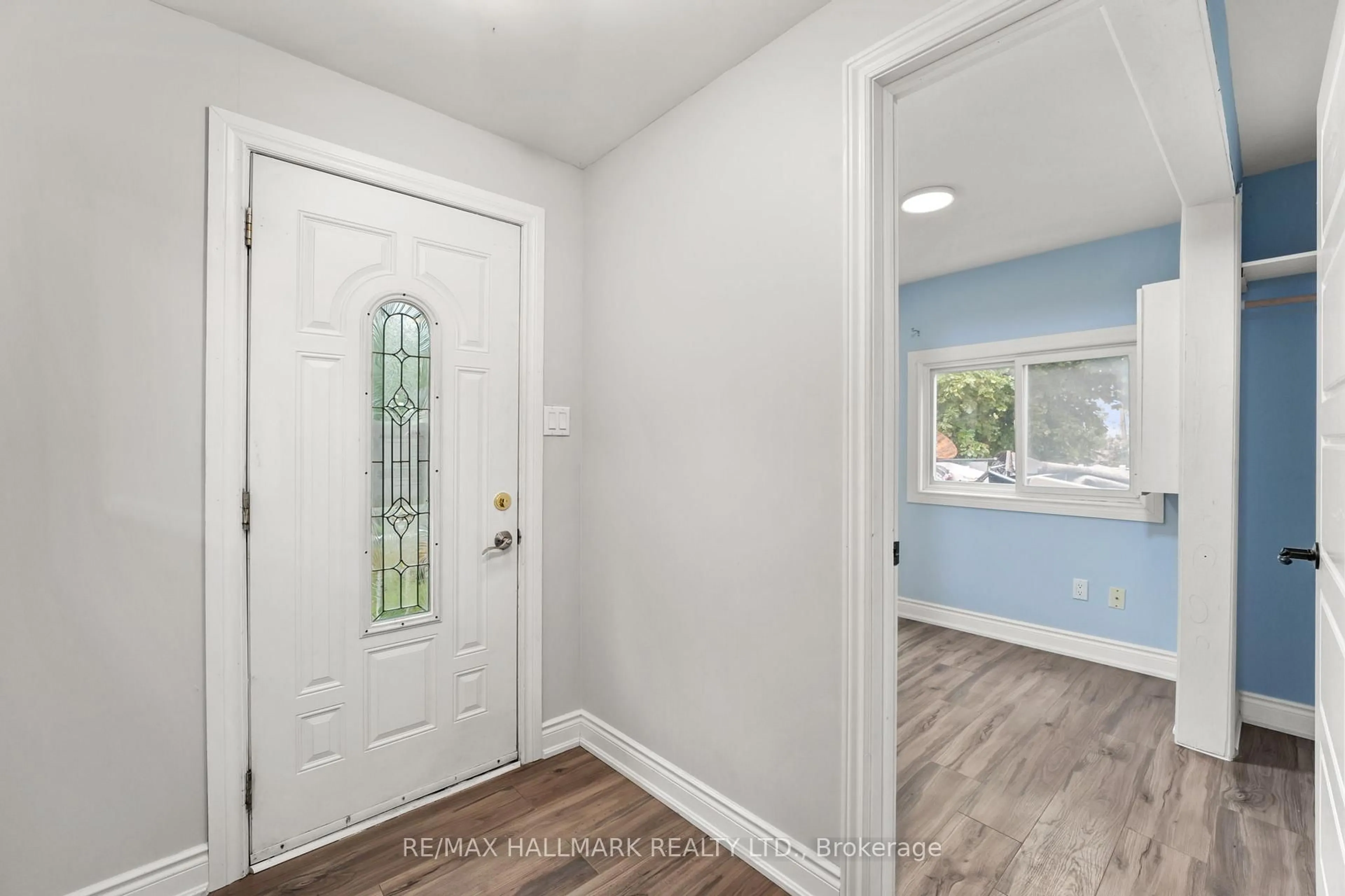Indoor entryway for 2012 Lilac Dr, Innisfil Ontario L9S 1Y9