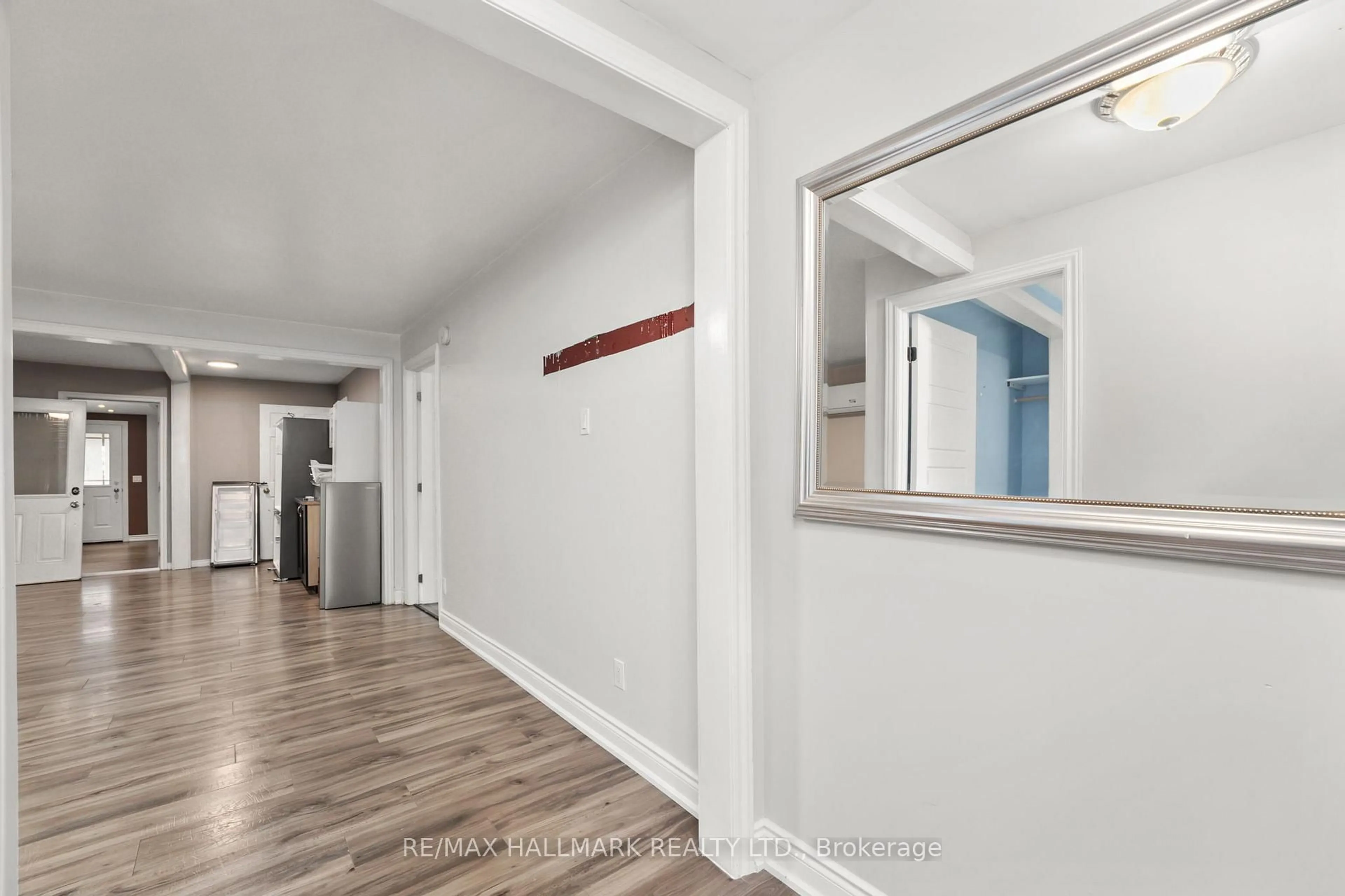Indoor entryway for 2012 Lilac Dr, Innisfil Ontario L9S 1Y9