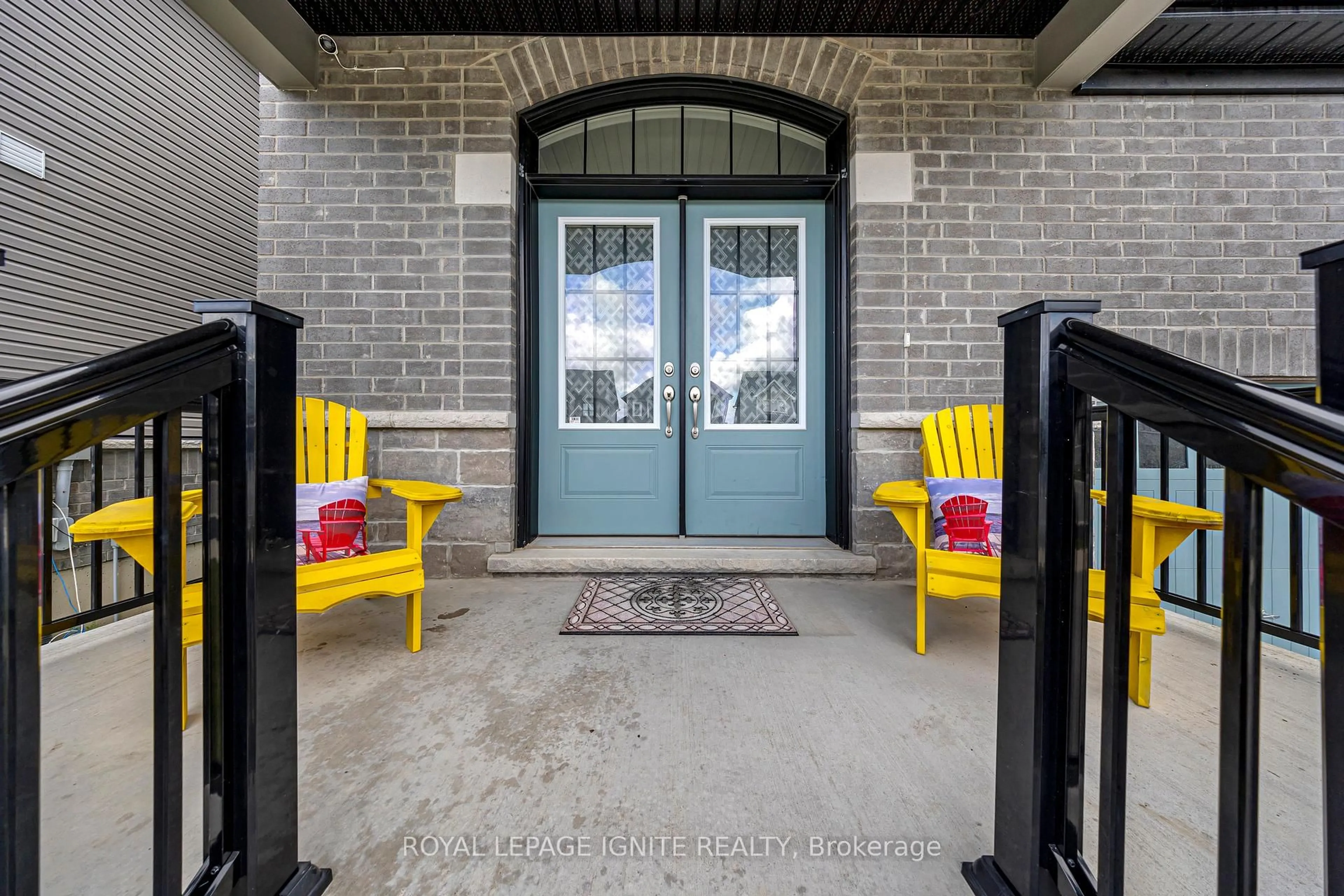 Indoor entryway for 150 Strachan Tr, New Tecumseth Ontario L0G 1A0