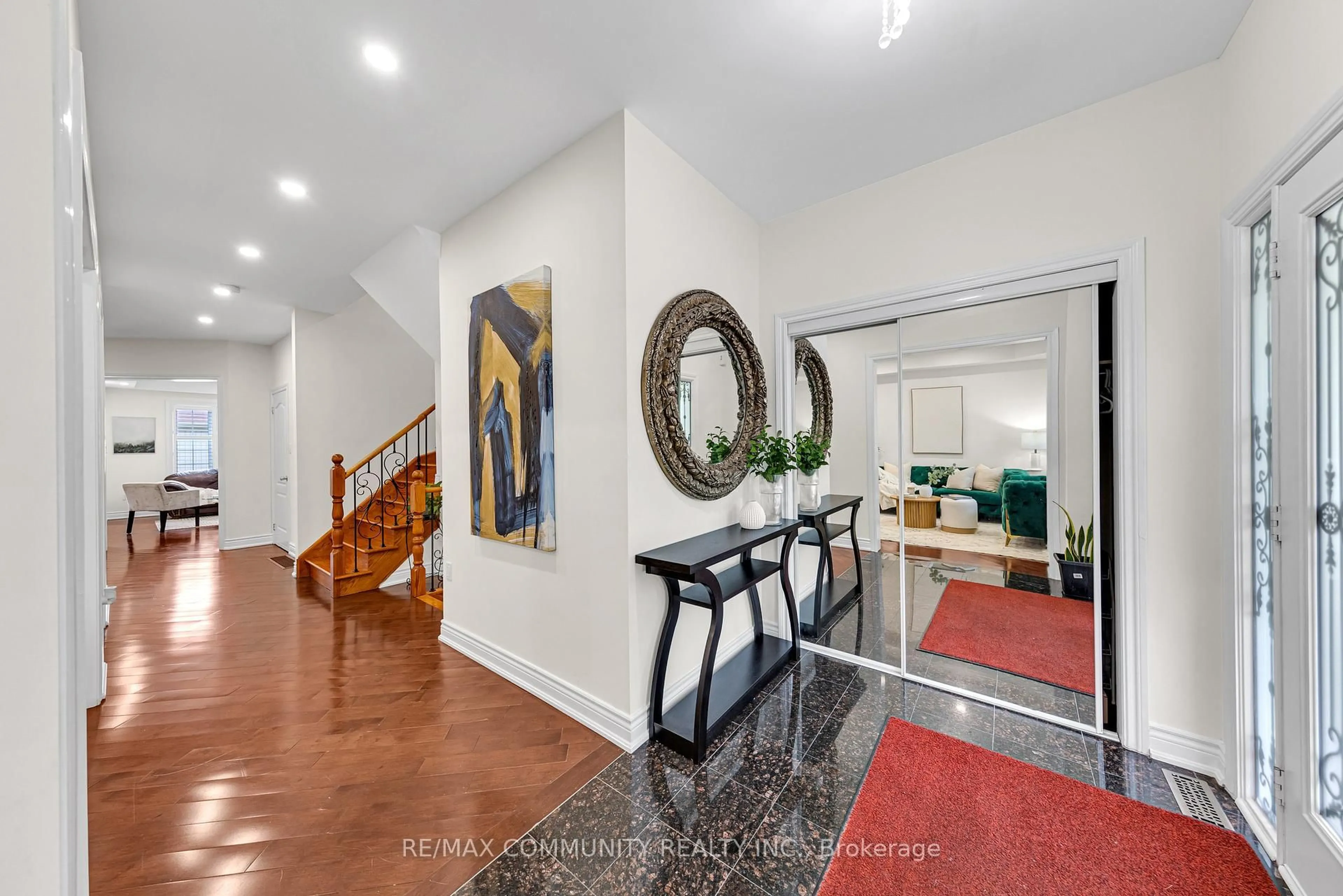 Indoor foyer for 17 Rouge Bank Dr, Markham Ontario L6B 1A8