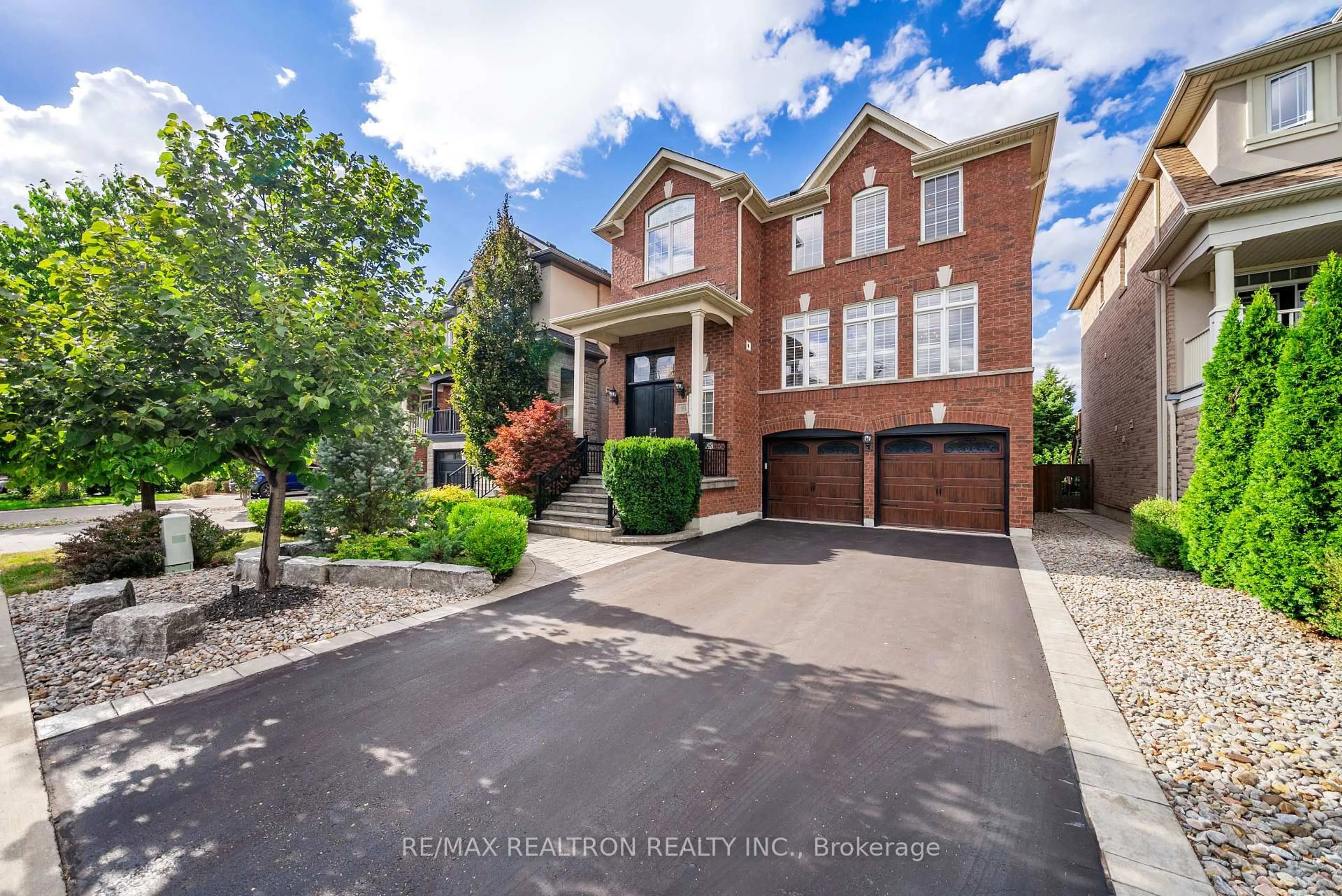 A pic from outside/outdoor area/front of a property/back of a property/a pic from drone, street for 93 Timna Cres, Vaughan Ontario L6A 4L7