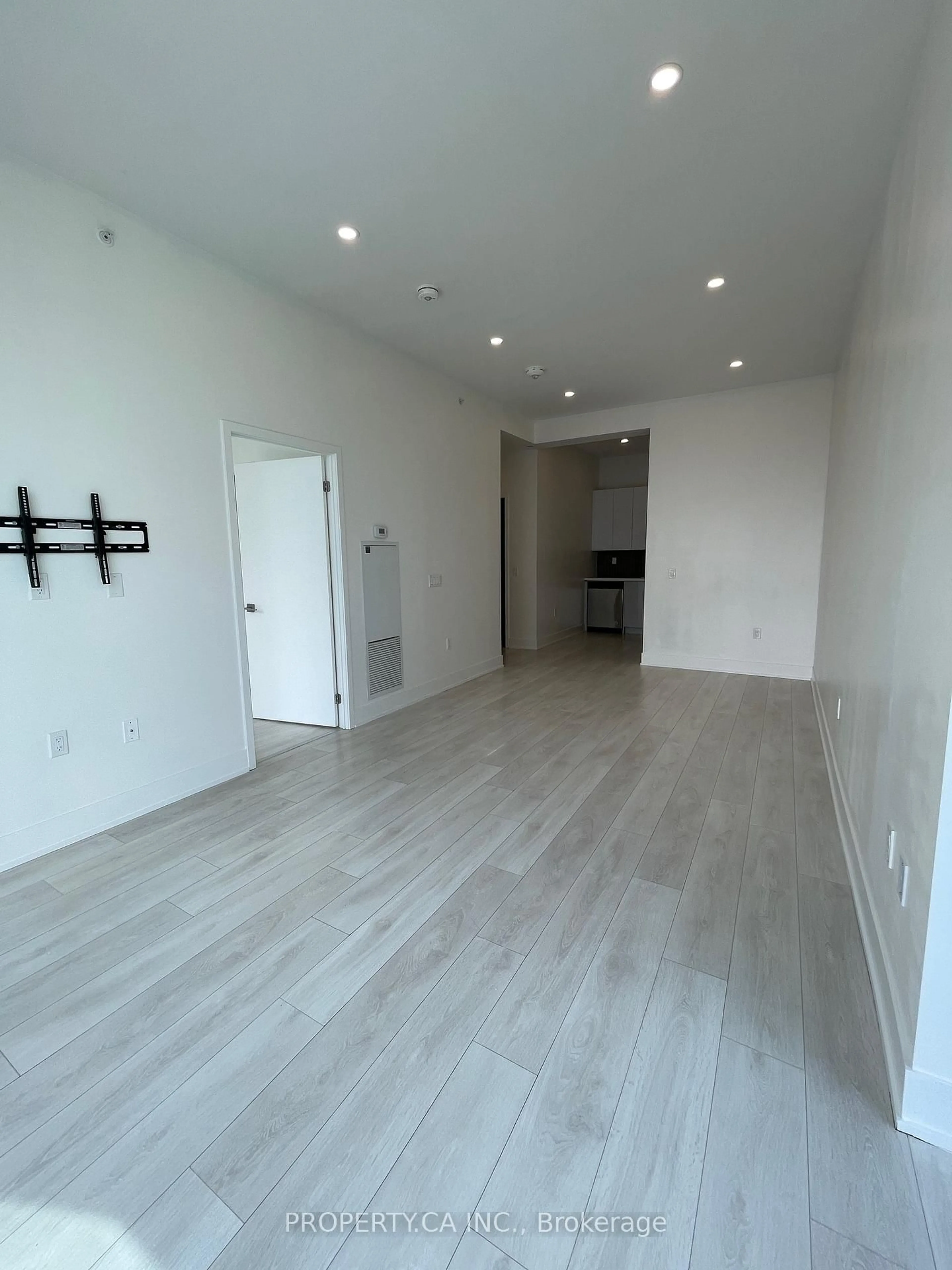 A pic of a room for 2916 Highway 7 Rd #615, Vaughan Ontario L4K 0K6