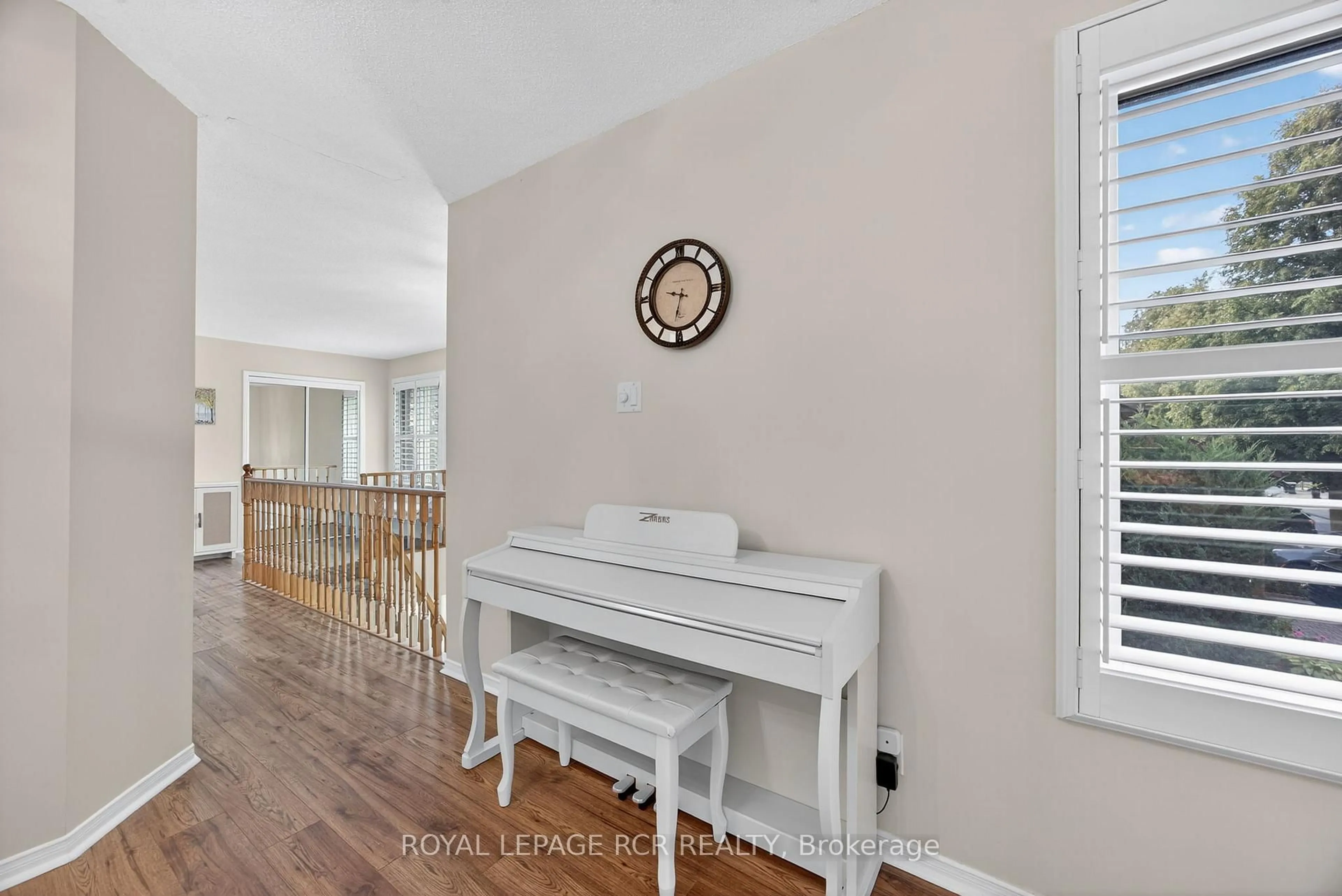 Indoor entryway for 108 Green Briar Rd, New Tecumseth Ontario L9R 1R4