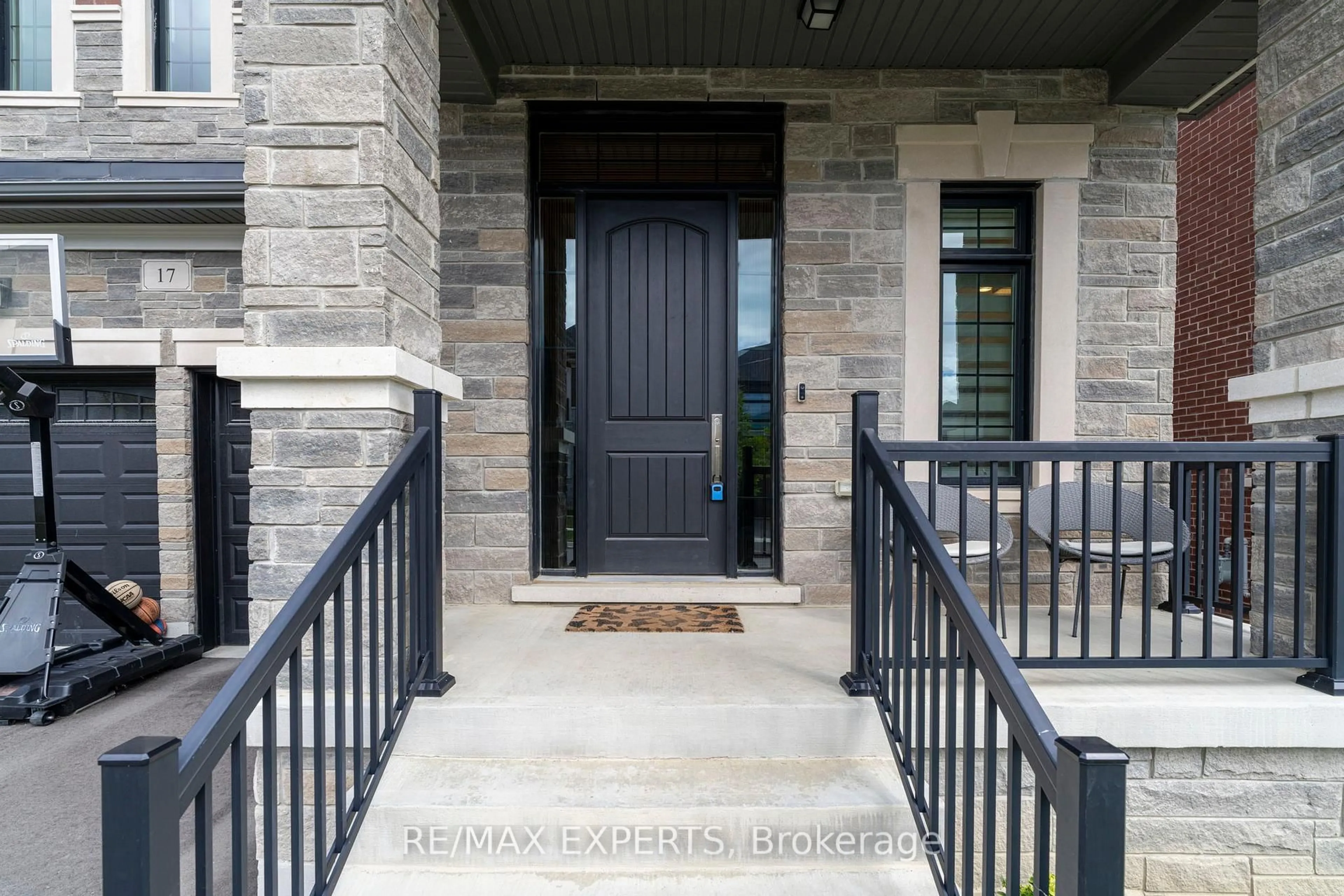 Indoor entryway for 17 Kinburn Cres, Vaughan Ontario L3L 0E9