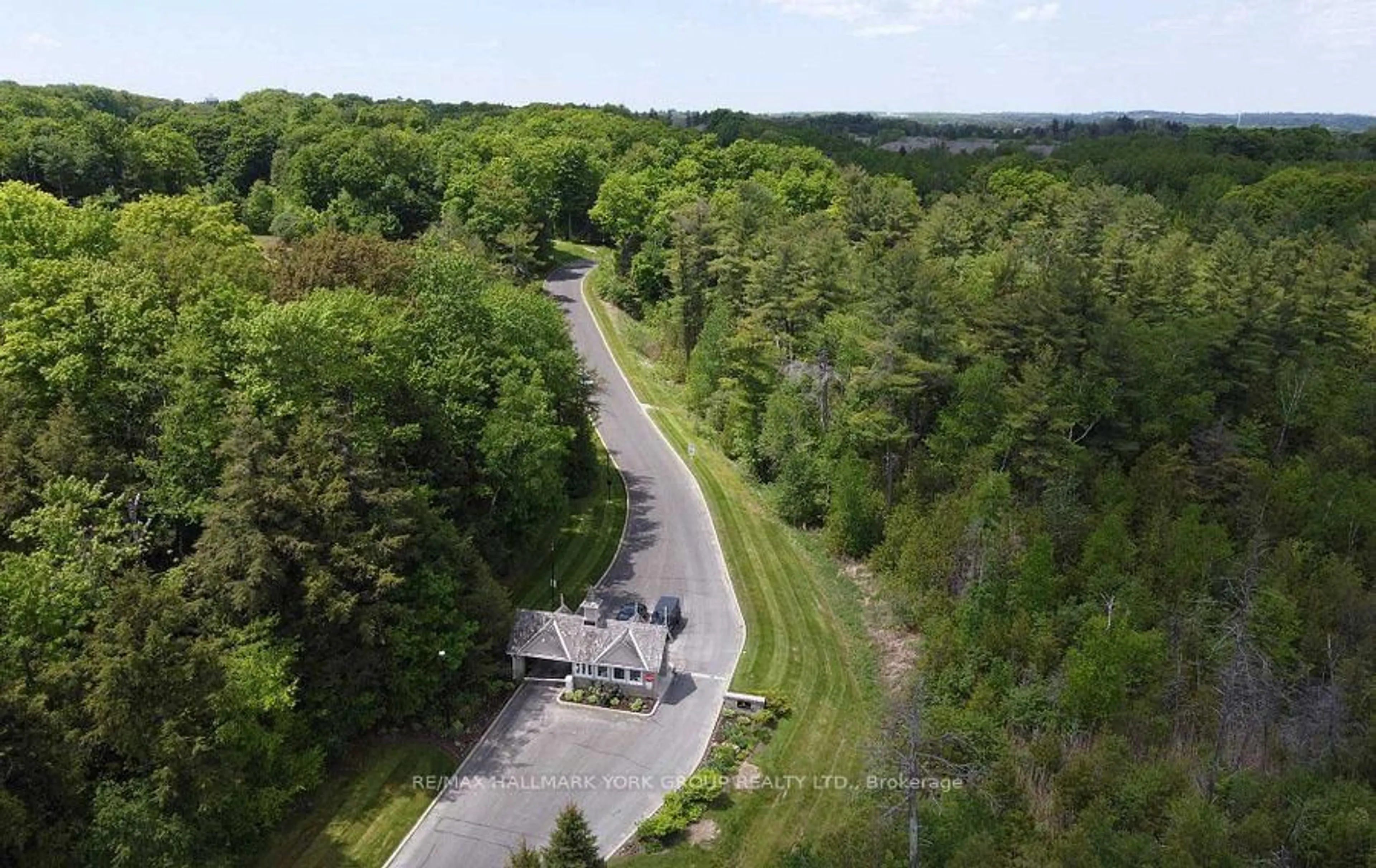 A pic from outside/outdoor area/front of a property/back of a property/a pic from drone, forest/trees view for 516 Quail Ridge Dr #20, Aurora Ontario L4G 0L5