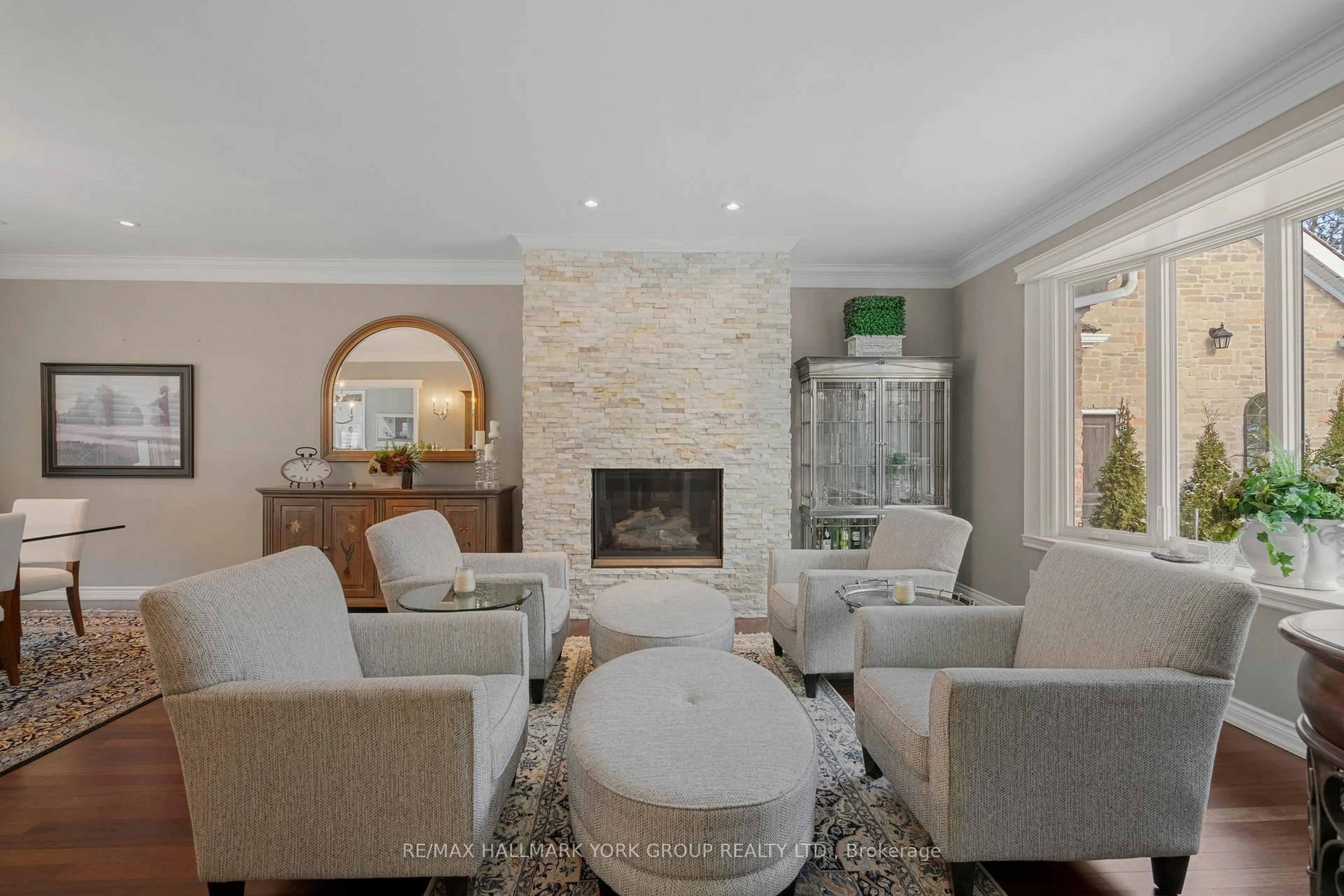 Living room with furniture, ceramic/tile floor for 516 Quail Ridge Dr #20, Aurora Ontario L4G 0L5