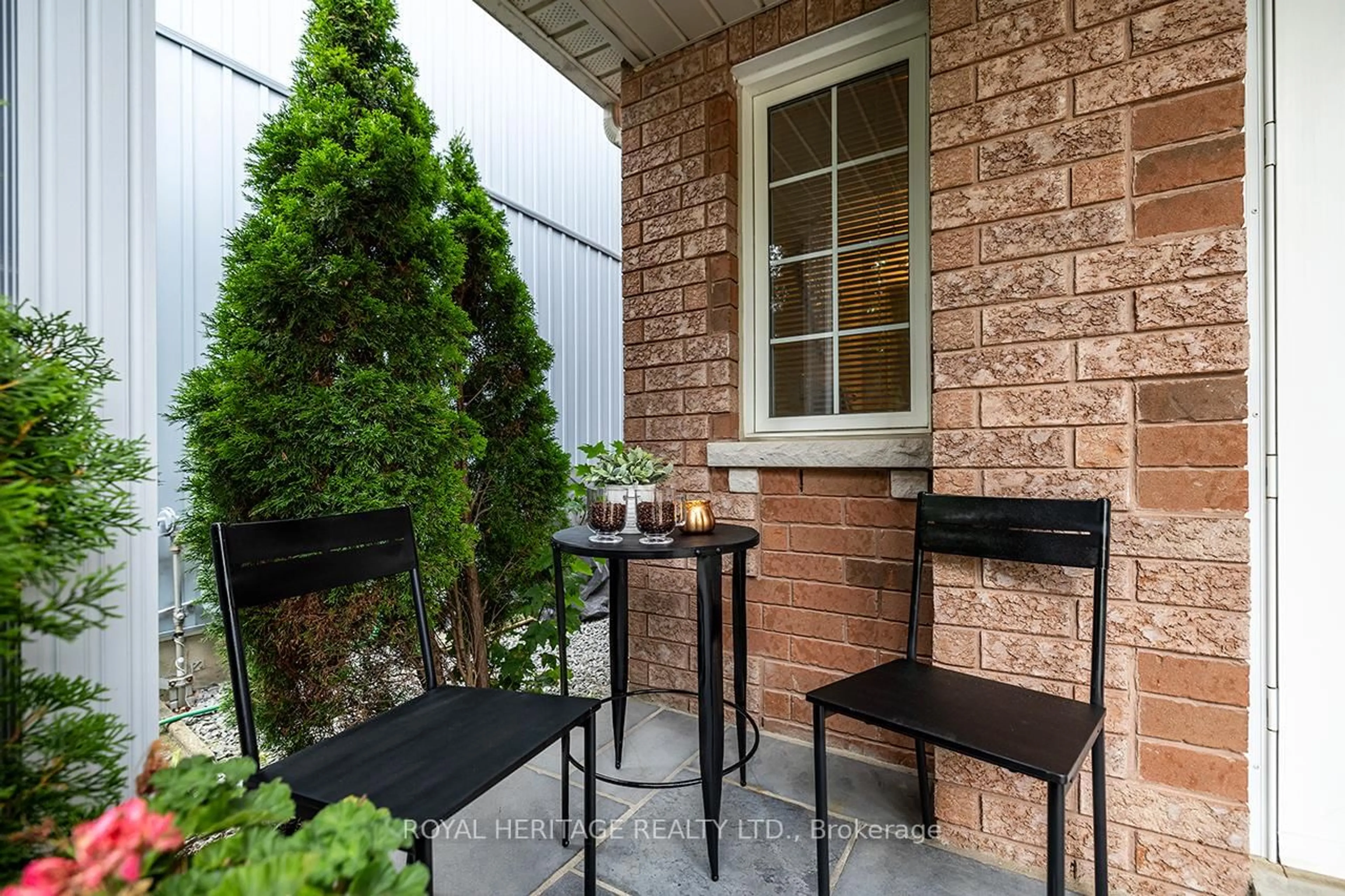 Patio, street for 65 Margaret Graham Cres, East Gwillimbury Ontario L0G 1M0