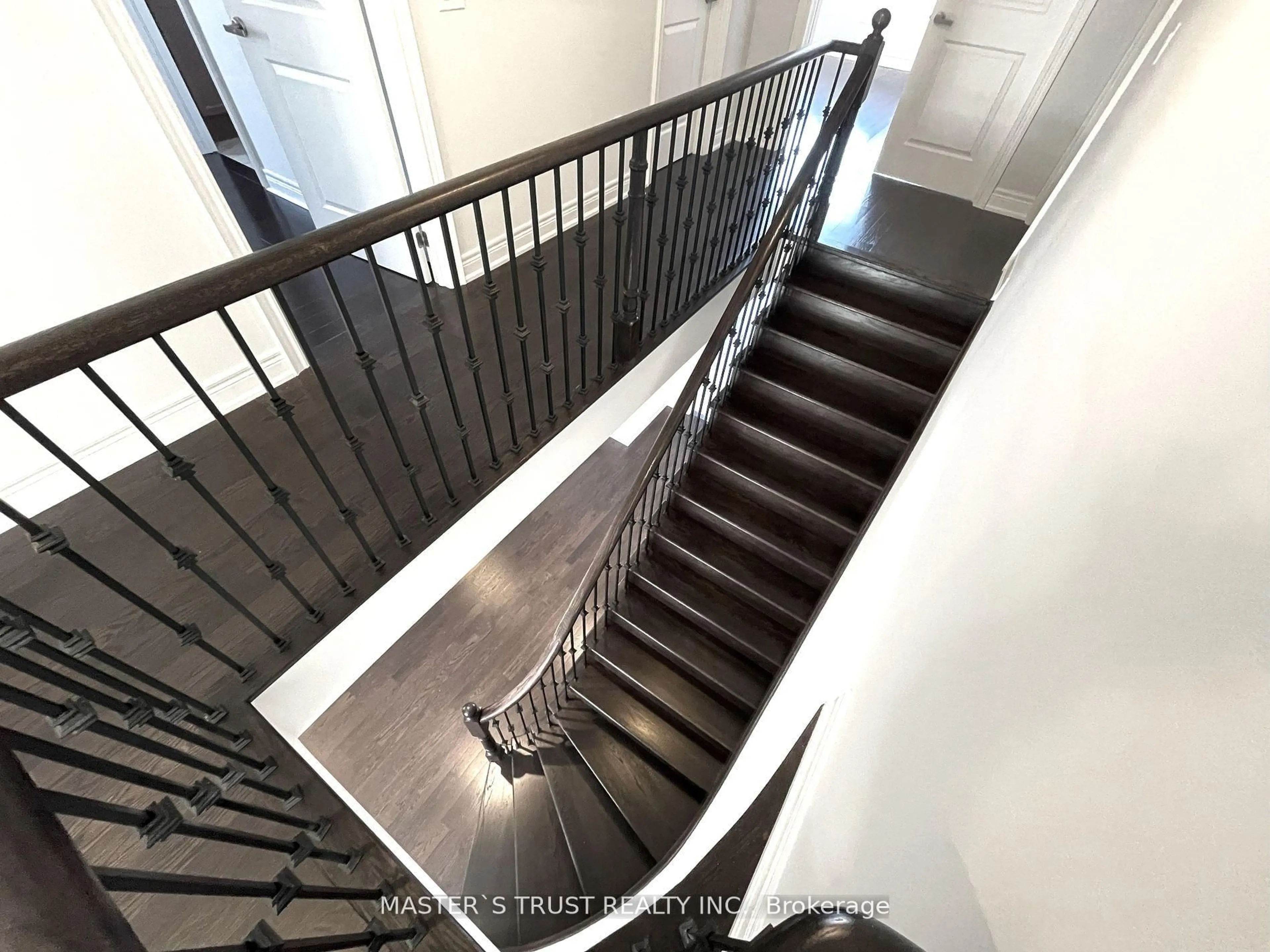 Stairs for 18 CLIFFORD FAIRBARN Dr, East Gwillimbury Ontario L9N 0S1