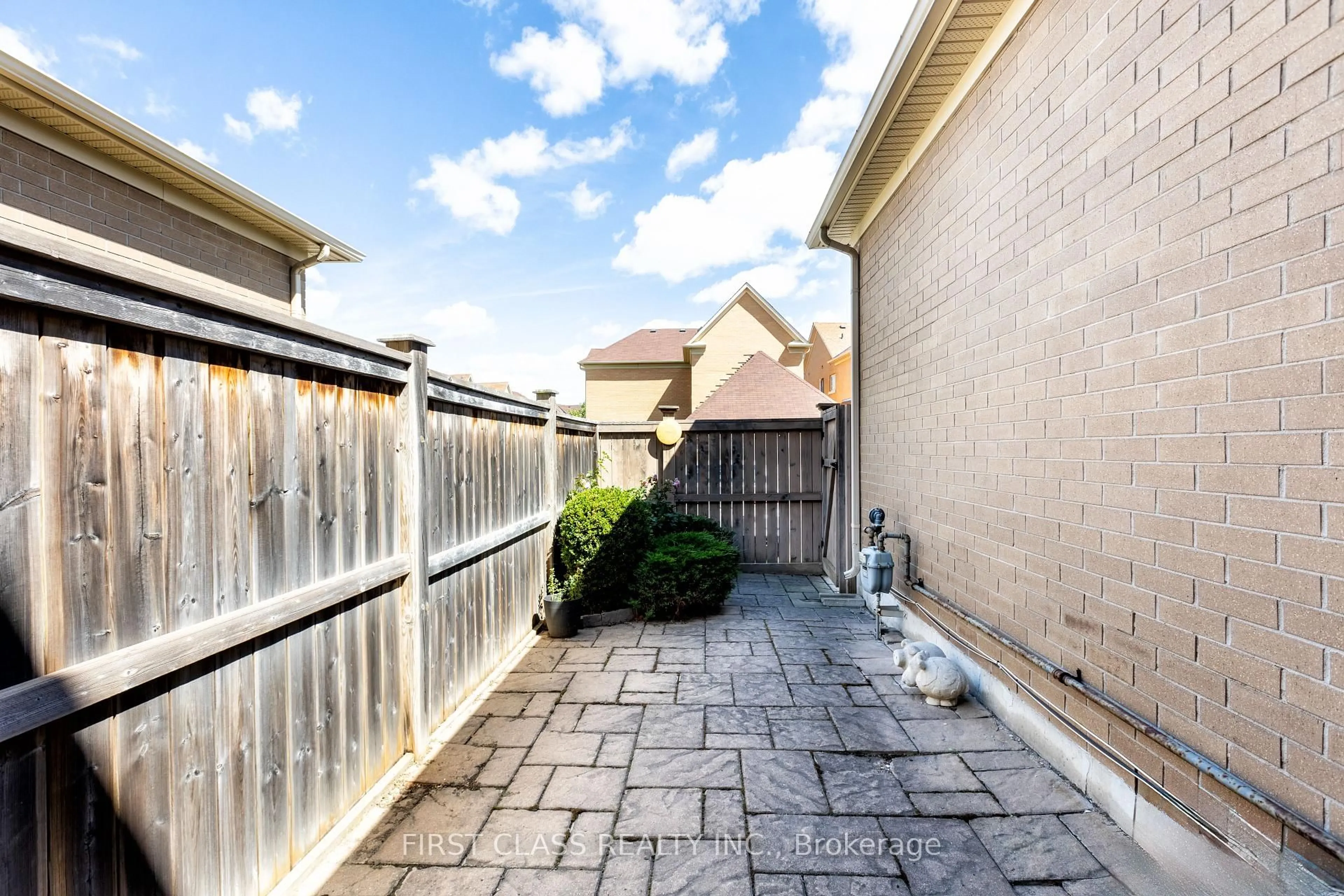 Patio, street for 10501 Woodbine Bypass Ave, Markham Ontario L6C 0K4
