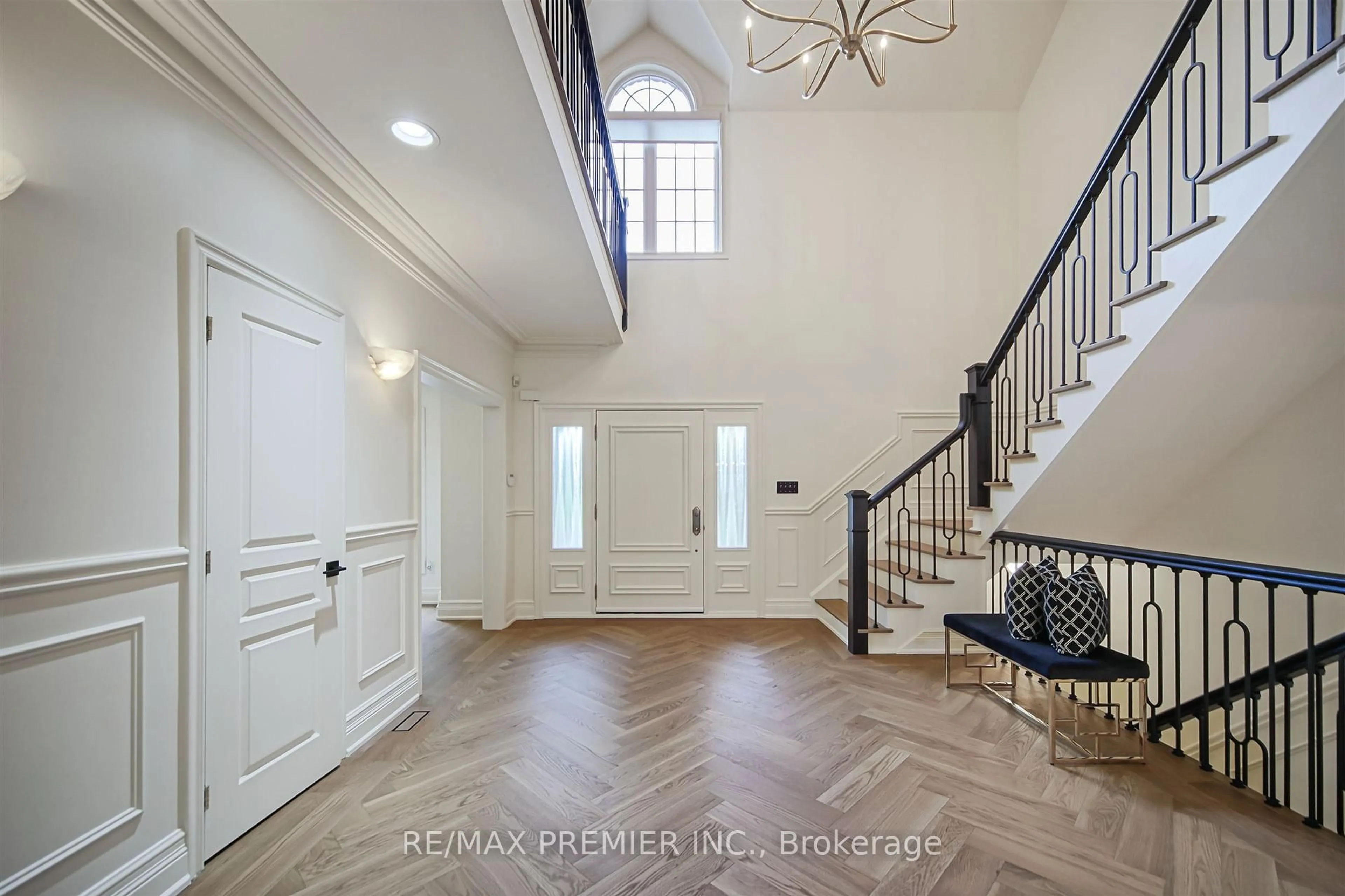 Indoor entryway for 115 Southlawn Dr, Vaughan Ontario L4H 1G8