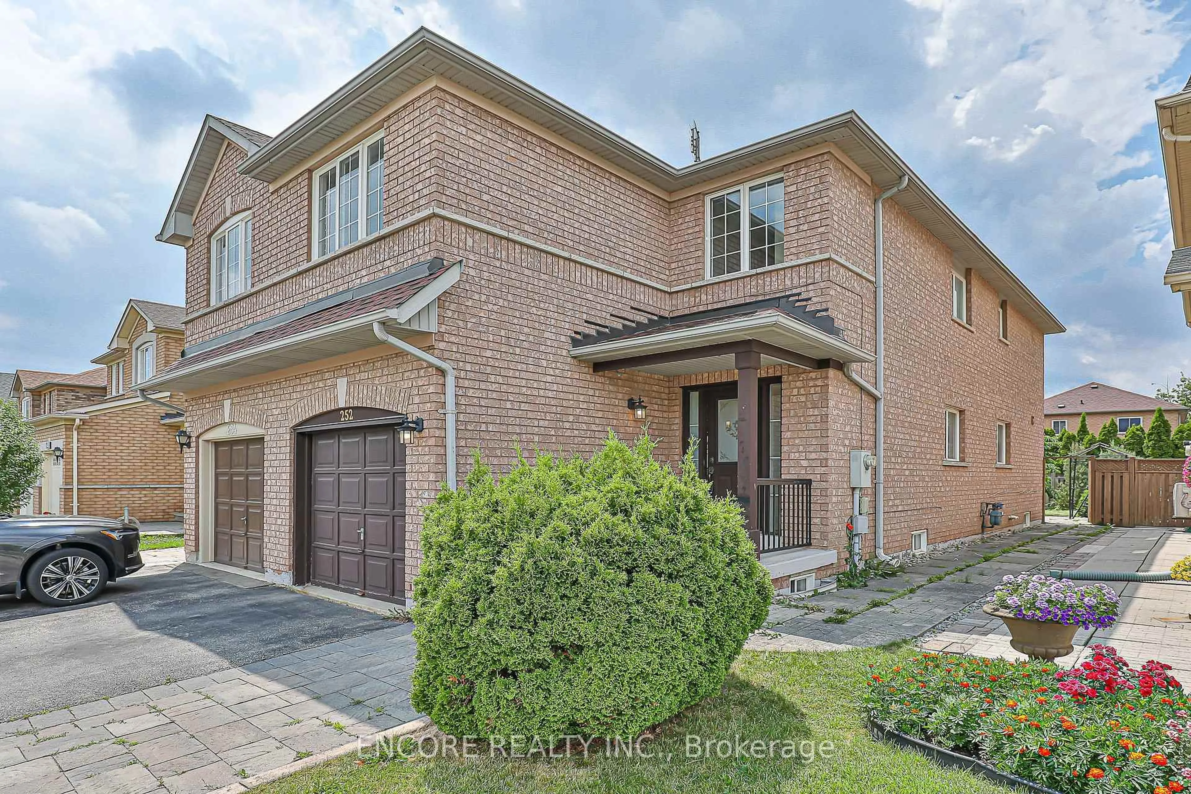 Home with brick exterior material, street for 252 Forest Run Blvd, Vaughan Ontario L4K 5G2