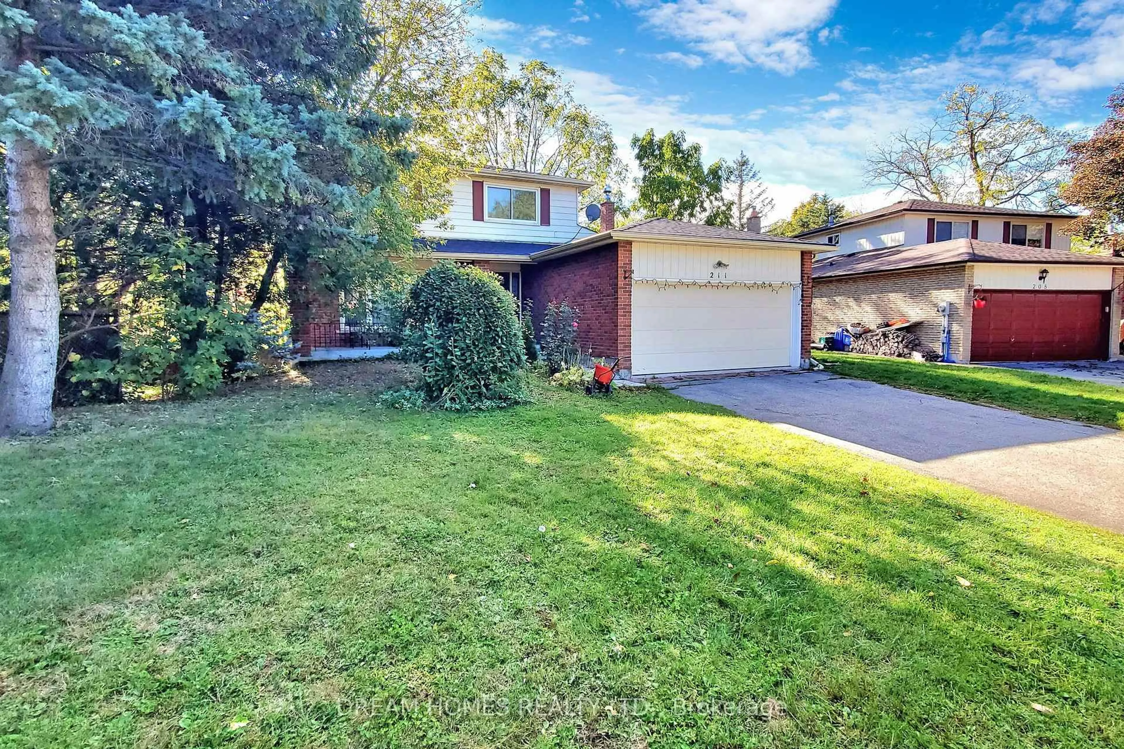 A pic from outside/outdoor area/front of a property/back of a property/a pic from drone, street for 211 Peterwood Crt, Newmarket Ontario L3Y 5P4