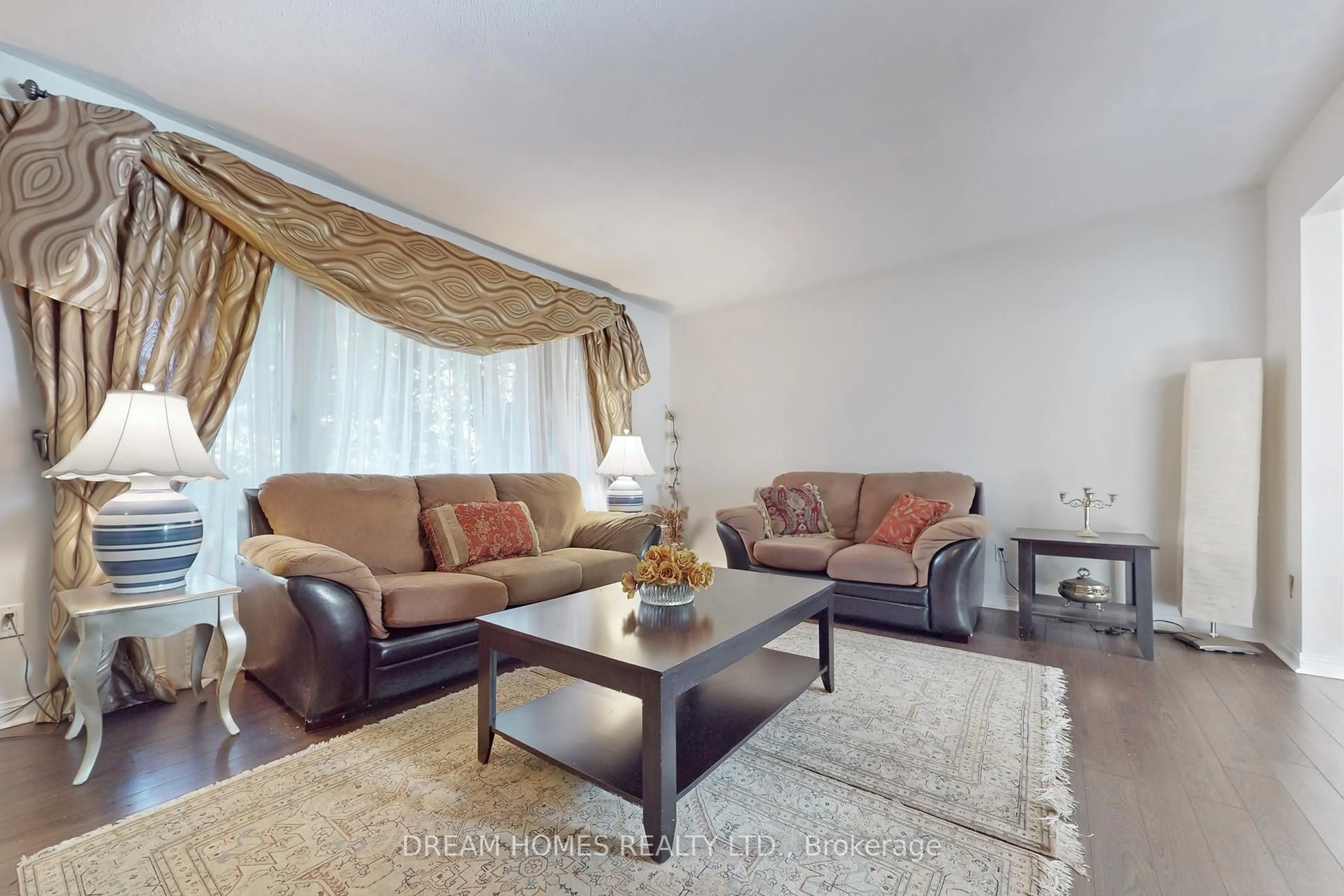 Living room with furniture, unknown for 211 Peterwood Crt, Newmarket Ontario L3Y 5P4