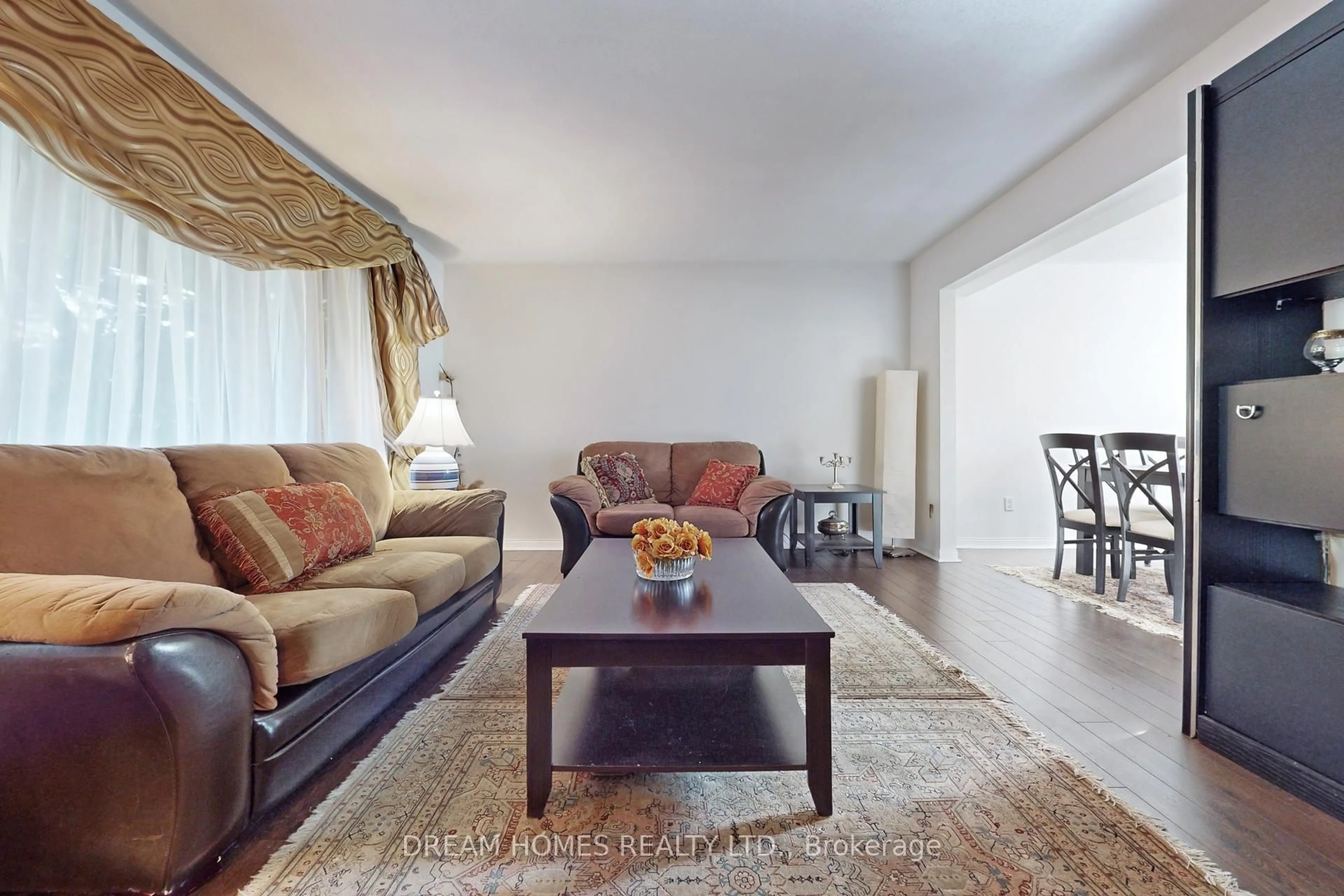 Living room with furniture, unknown for 211 Peterwood Crt, Newmarket Ontario L3Y 5P4