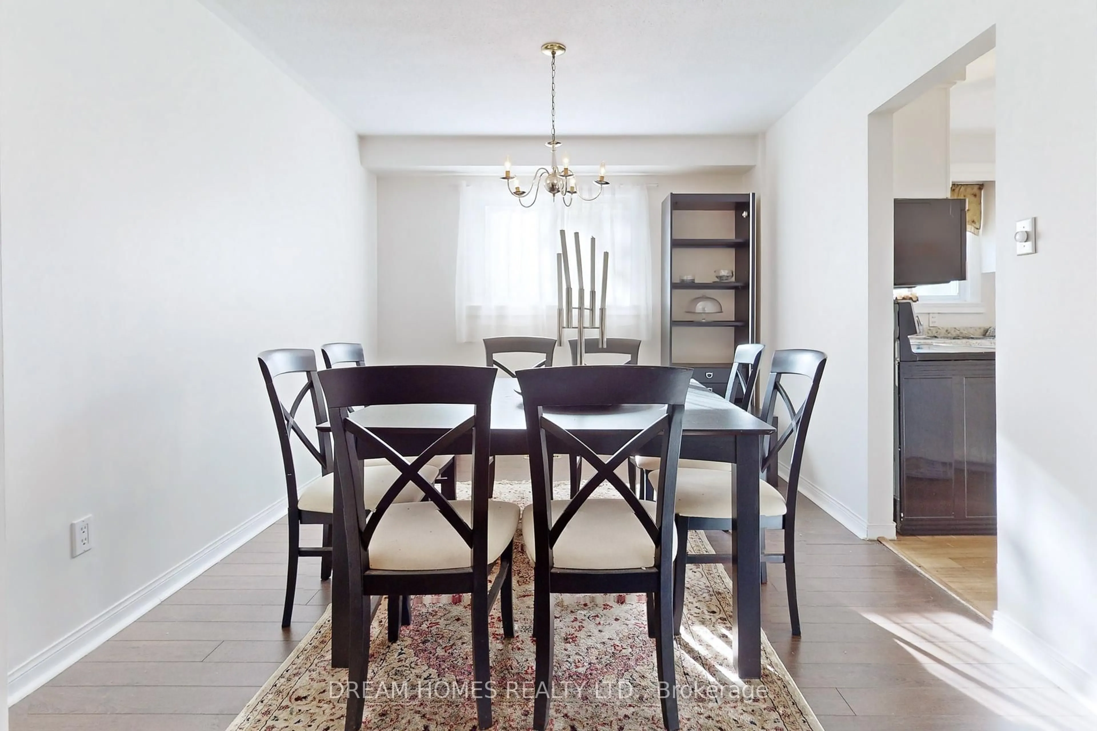 Dining room, wood/laminate floor for 211 Peterwood Crt, Newmarket Ontario L3Y 5P4