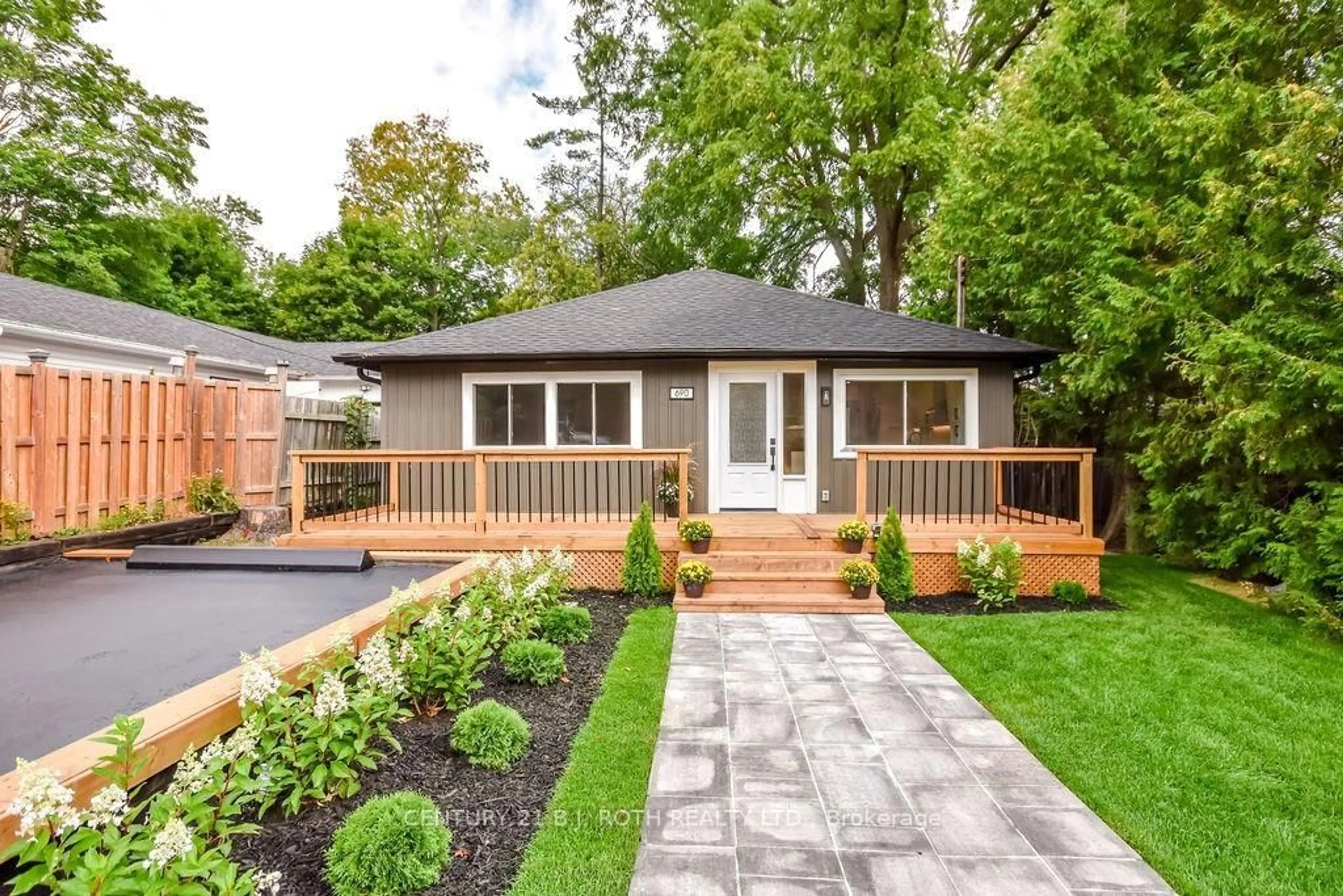 Home with brick exterior material, street for 690 HASTINGS Ave, Innisfil Ontario L9S 1Z3
