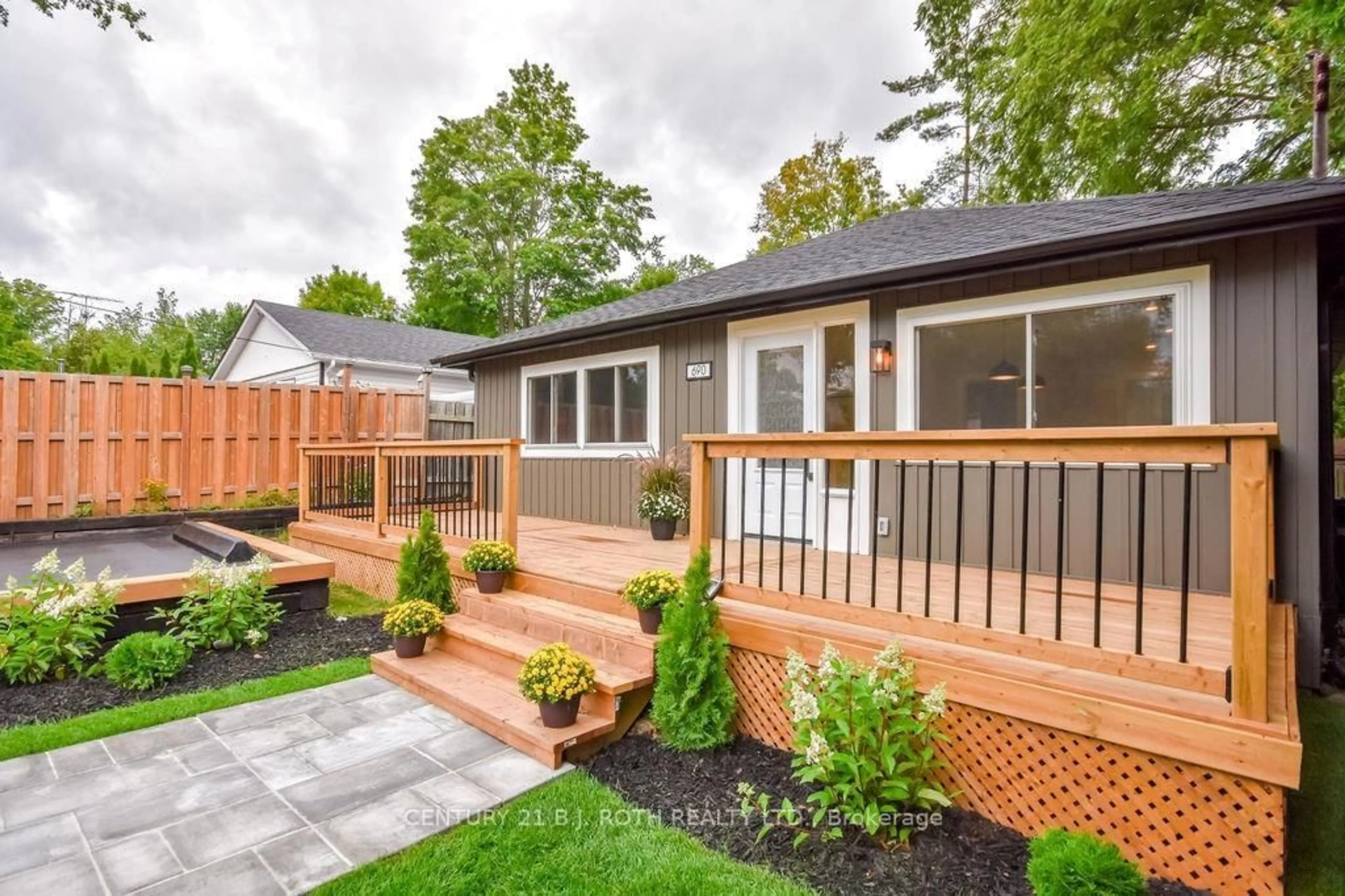 Home with vinyl exterior material, street for 690 HASTINGS Ave, Innisfil Ontario L9S 1Z3