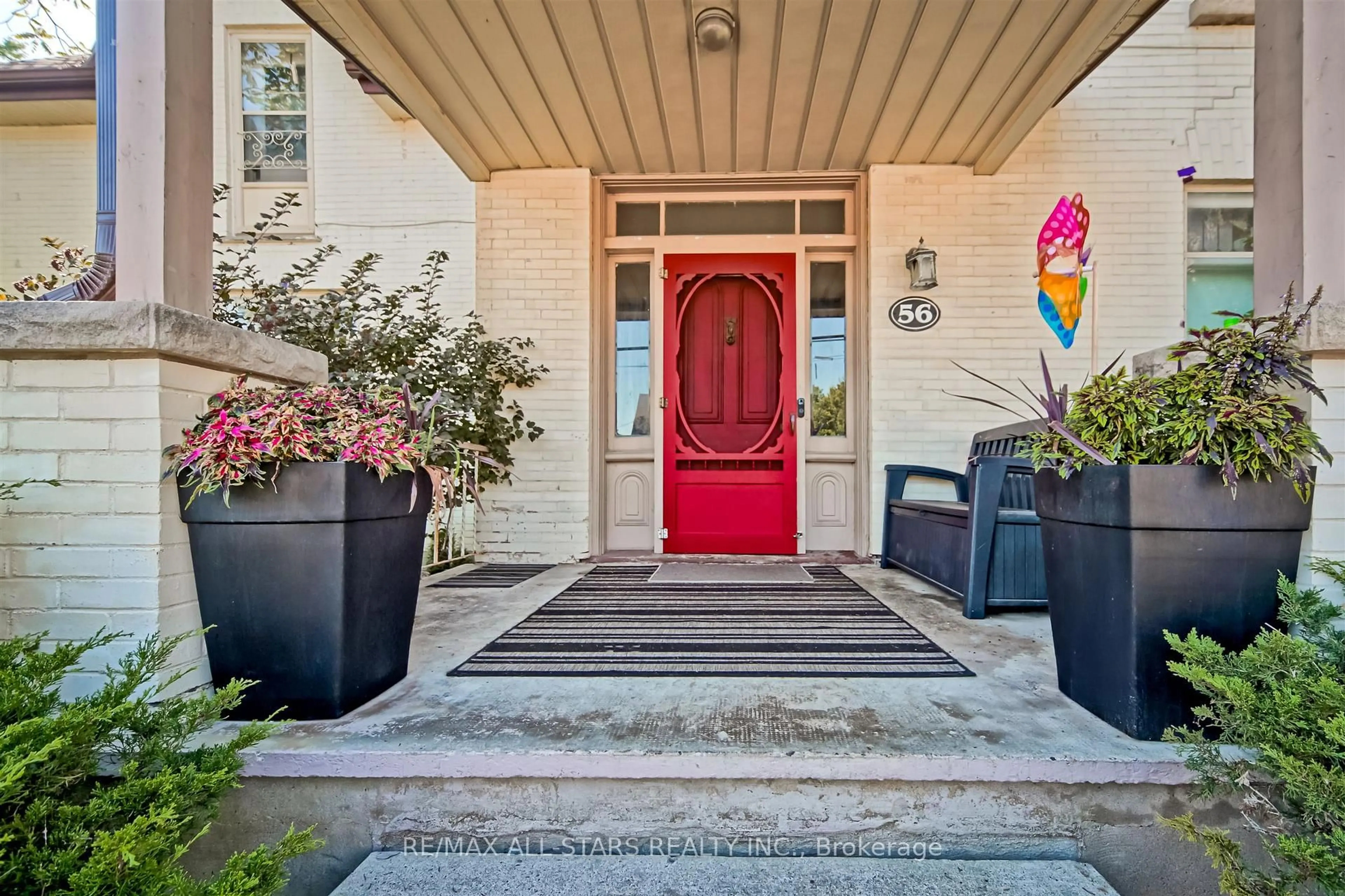 Indoor entryway for 56 Brock St, Uxbridge Ontario L9P 1K3