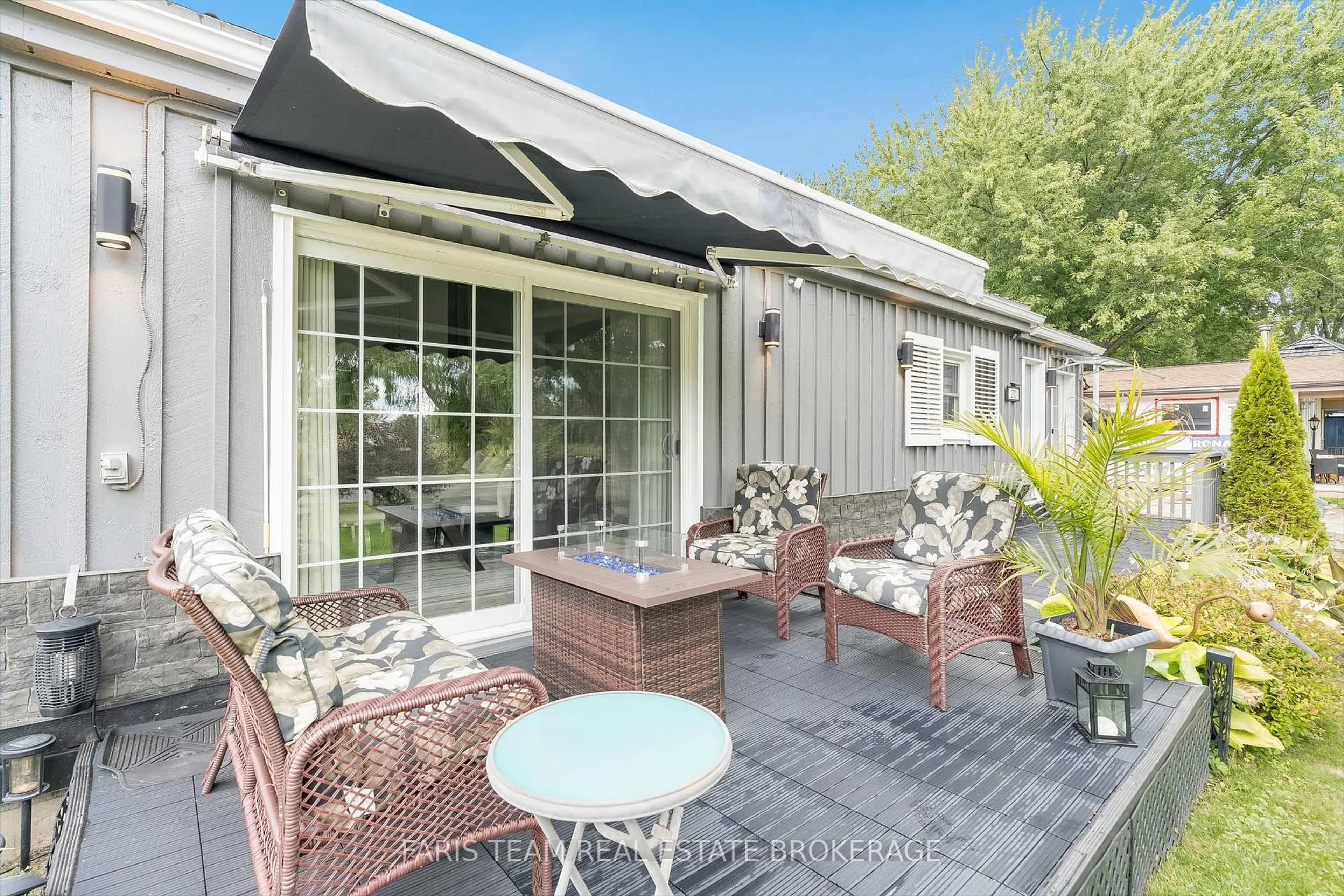 Patio, street for 210 Parkview Dr, Innisfil Ontario L0L 1R0