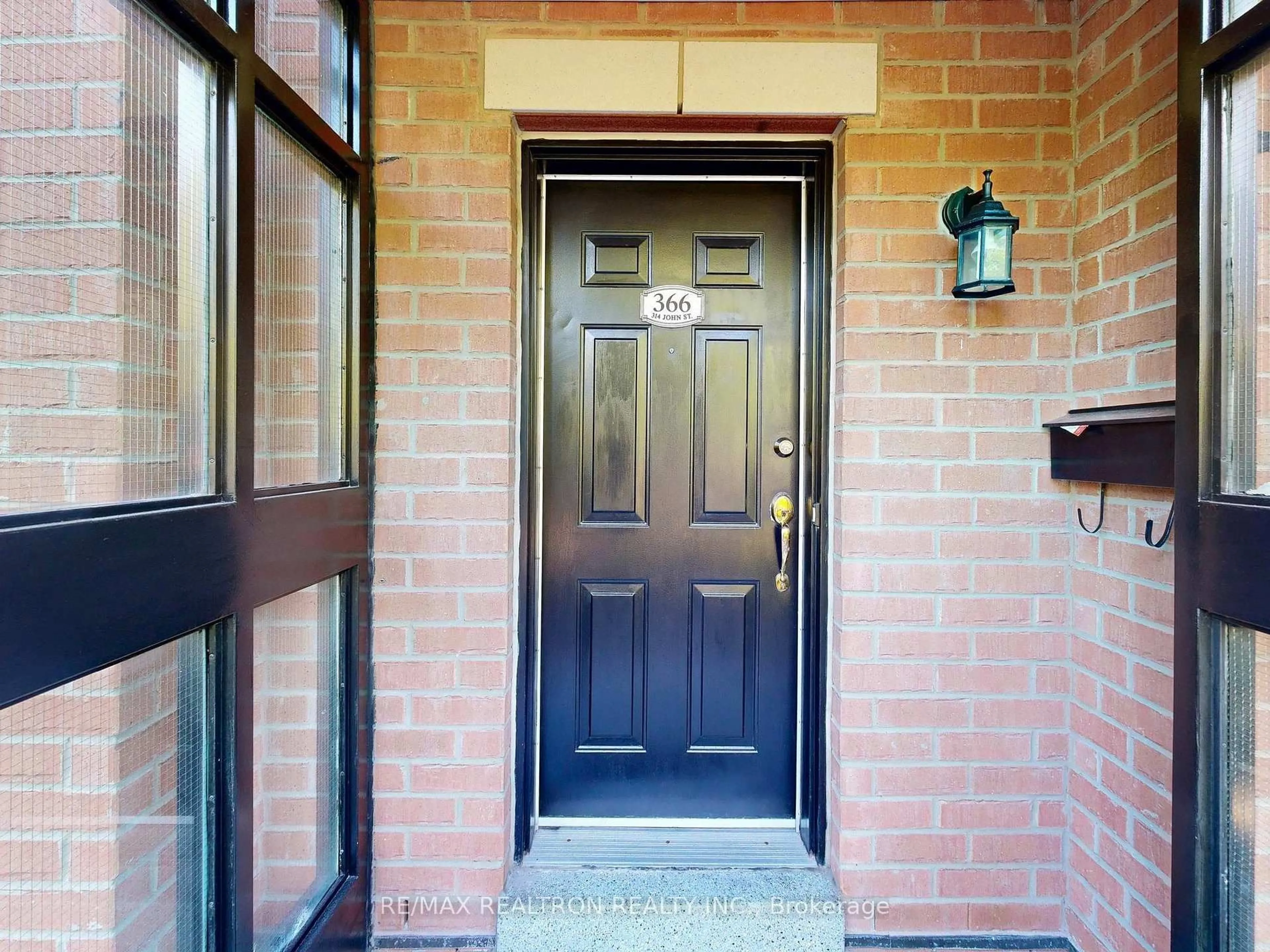 Indoor entryway for 314 John St #366, Markham Ontario L3T 0A7